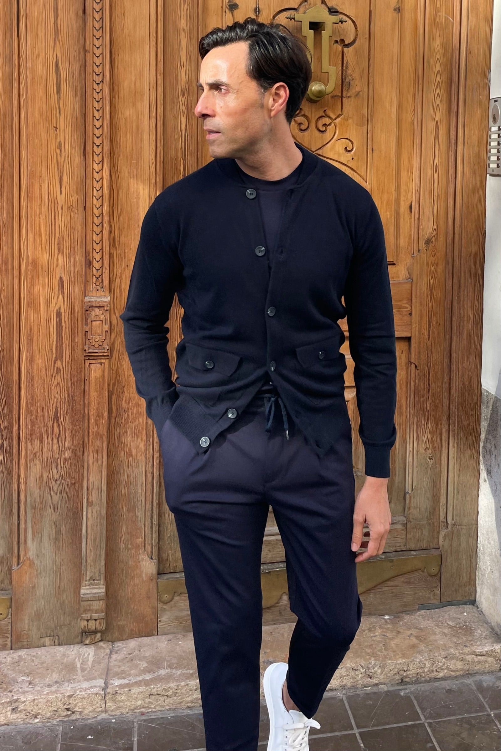 Outfit casual con pantalón azul marino para hombre