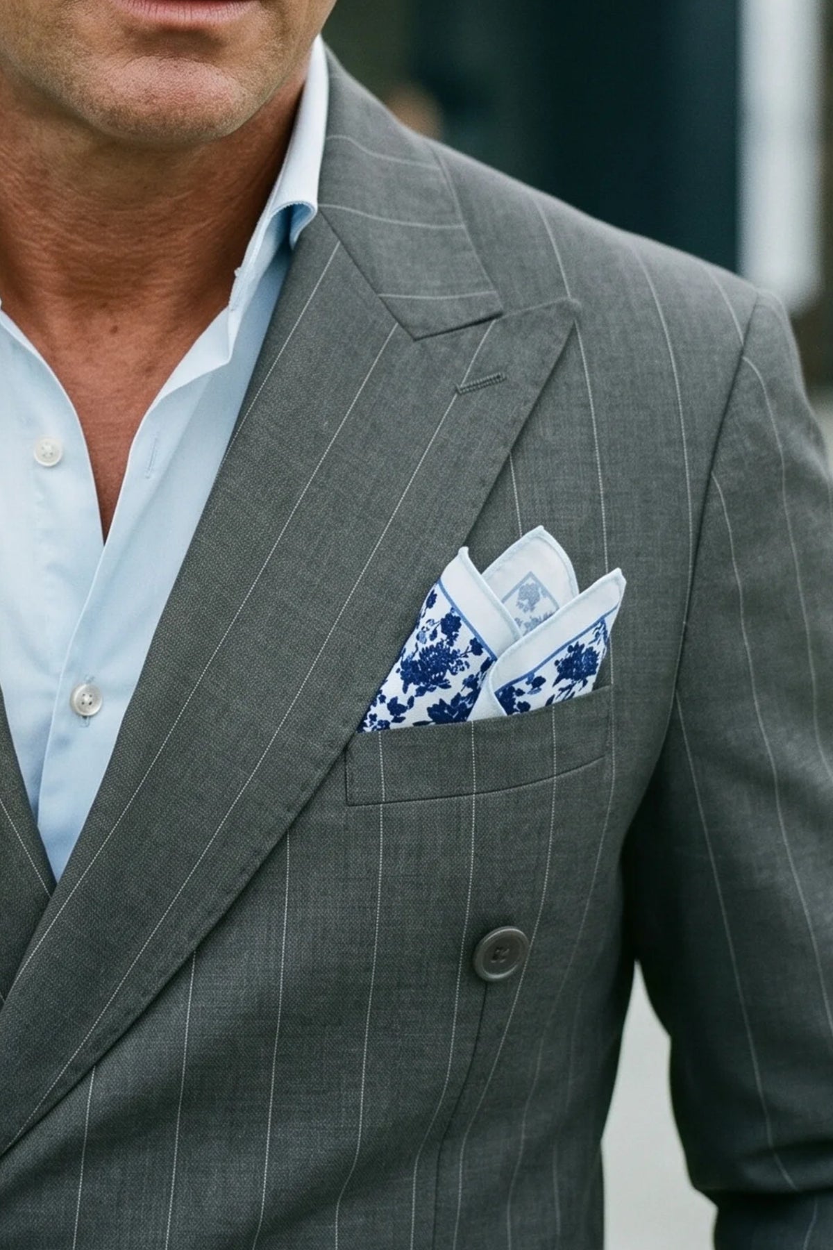 Pañuelo de bolsillo floral con traje de hombre italiano.