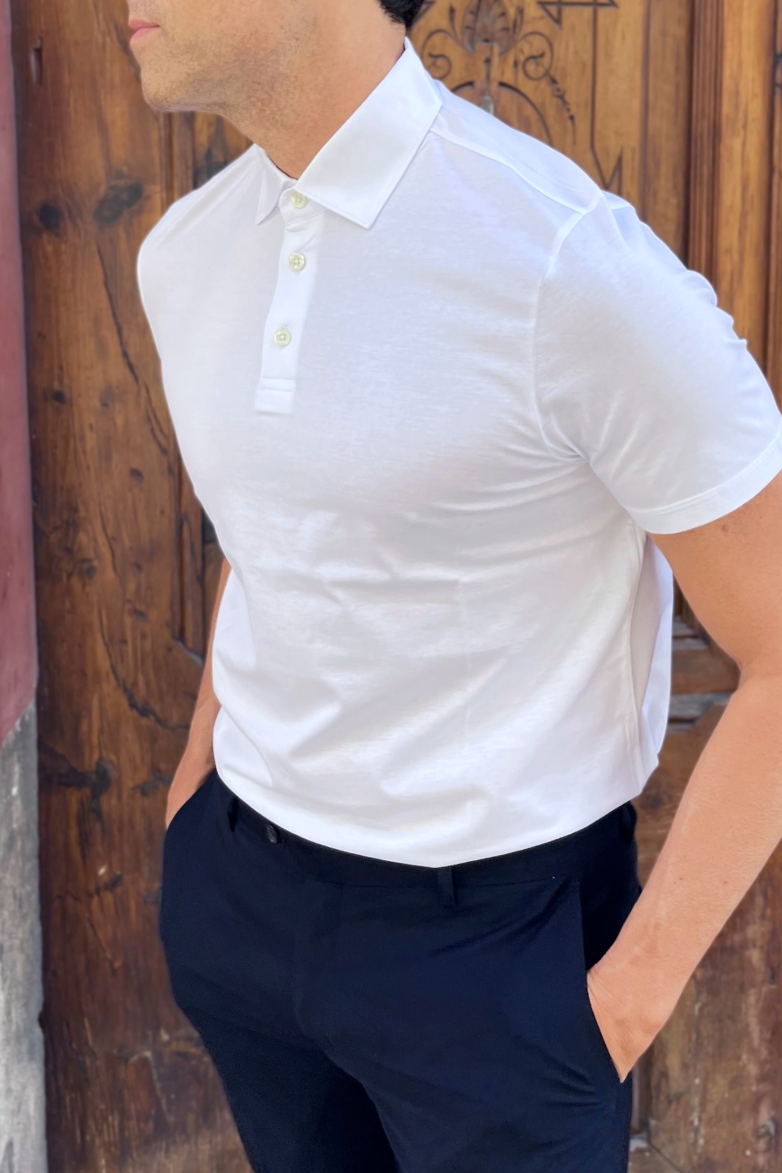 Polo blanco con cuello de camisa para hombre