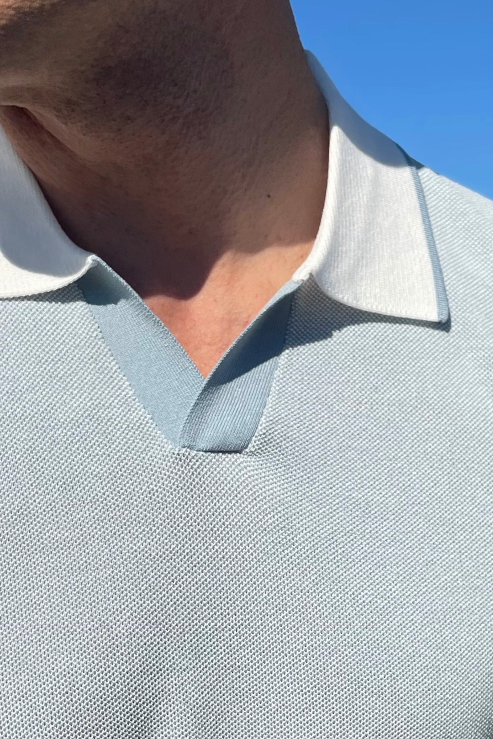 Detalle cuello polo de punto para hombre.