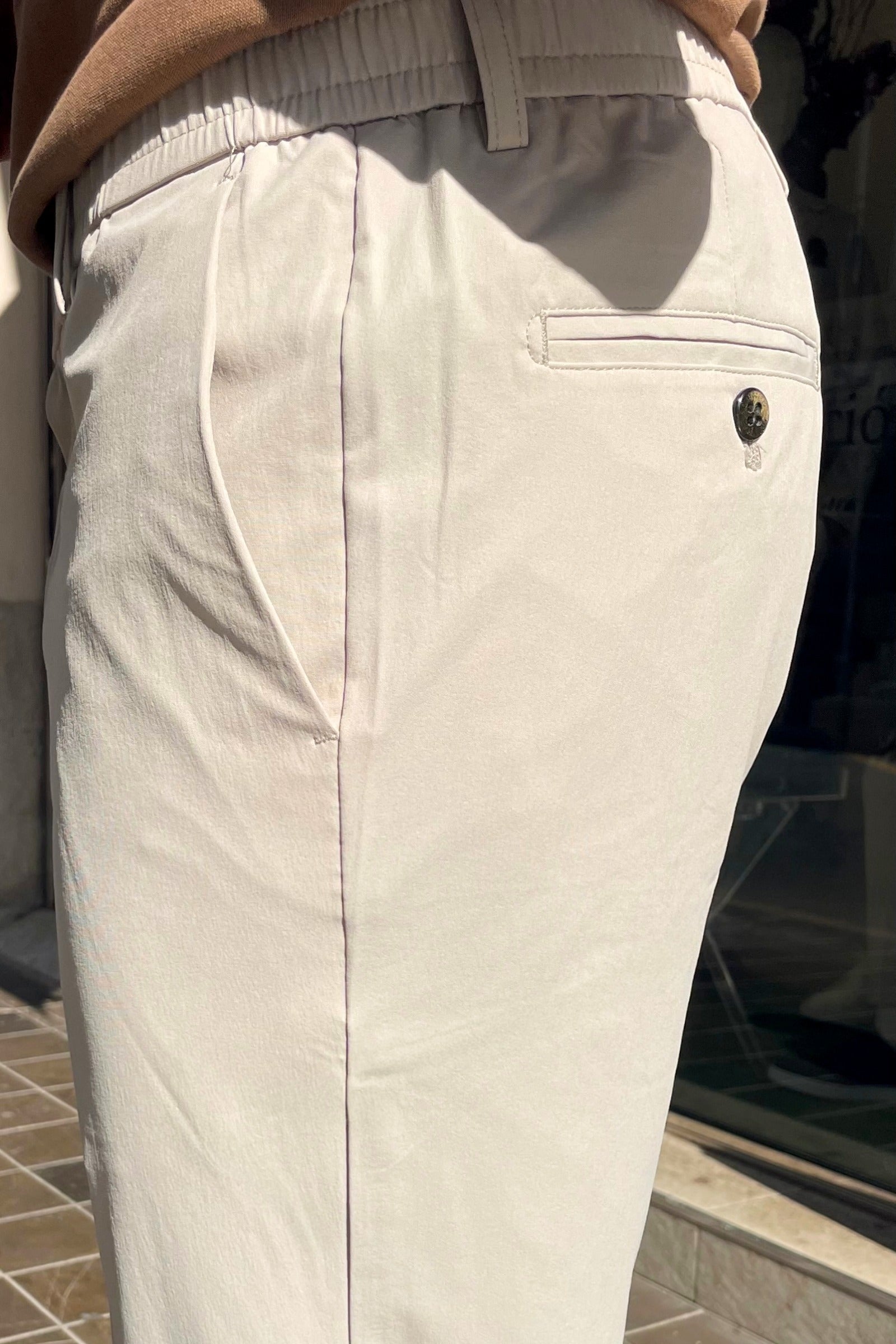 Video outfit urbano elegante para hombre con polo de punto y pantalones técnicos. Estilo italiano.