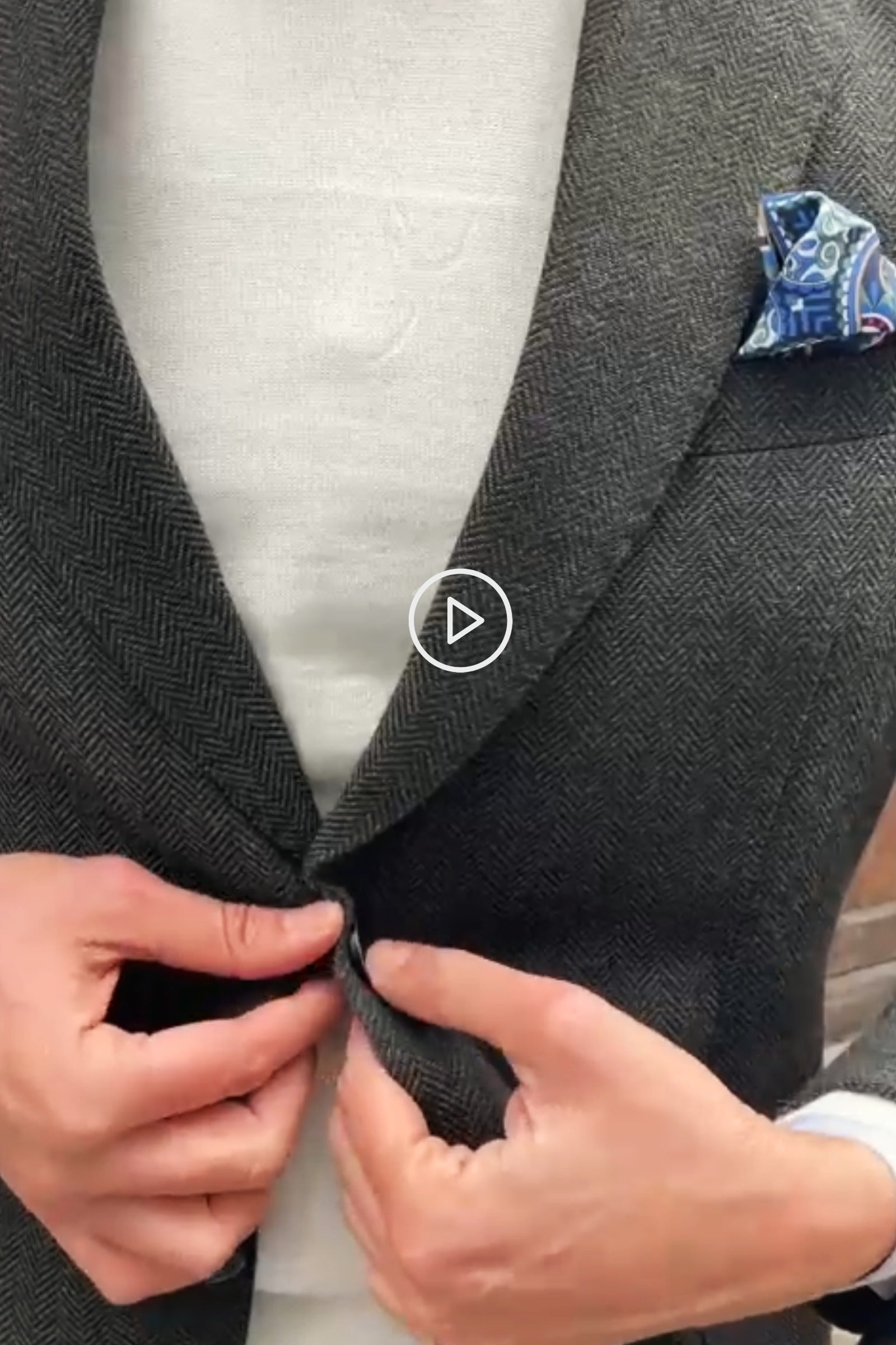 Video del outfit con americana verde tejido espiga para hombre italiana UOMOMANIA