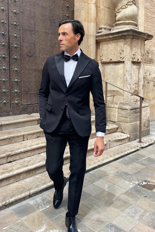 Smoking negro con solapa punta de lanza en seda traje de novio elegante