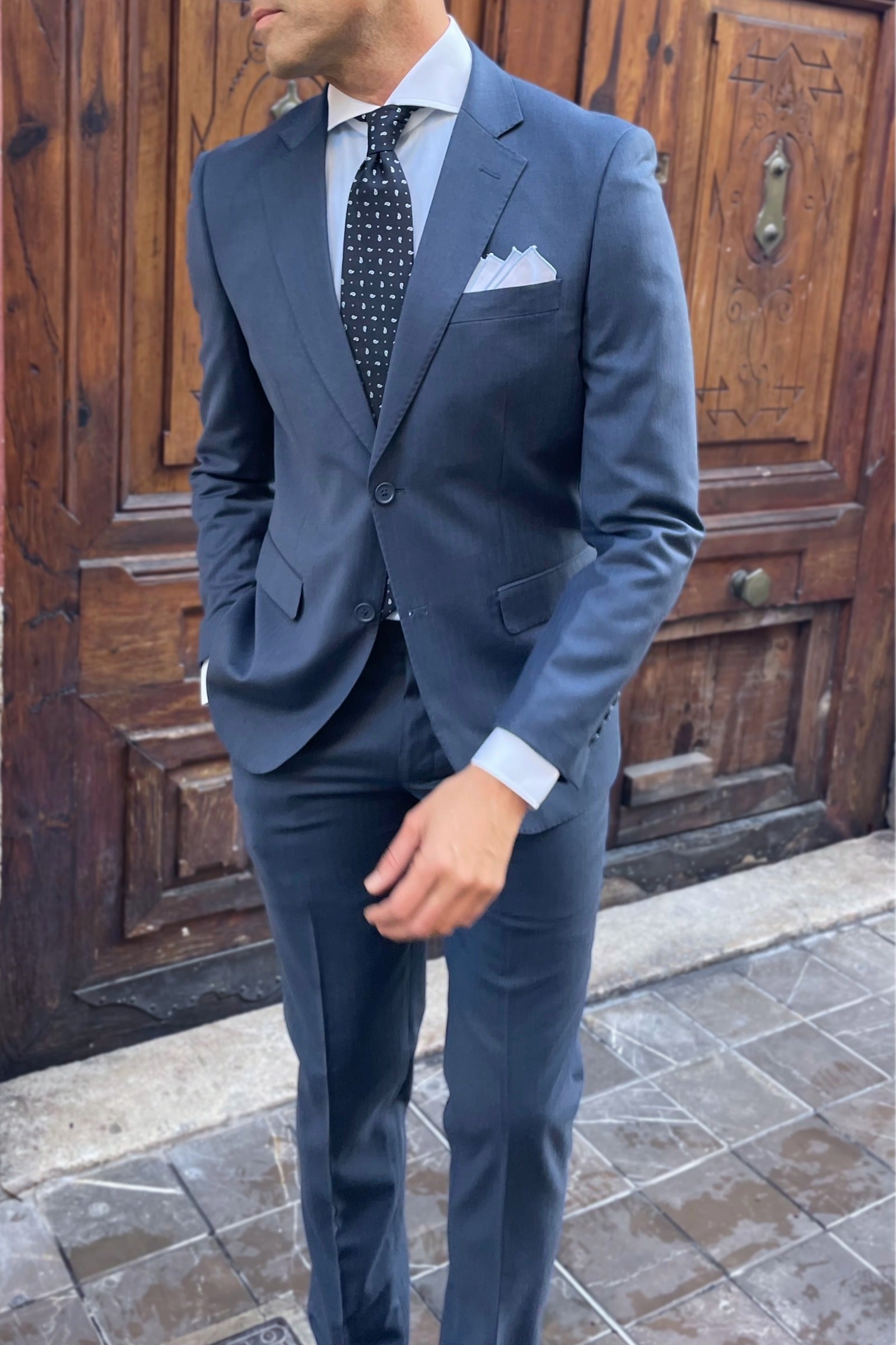 Traje azul de vestir para hombre con rayas sutiles y corte italiano