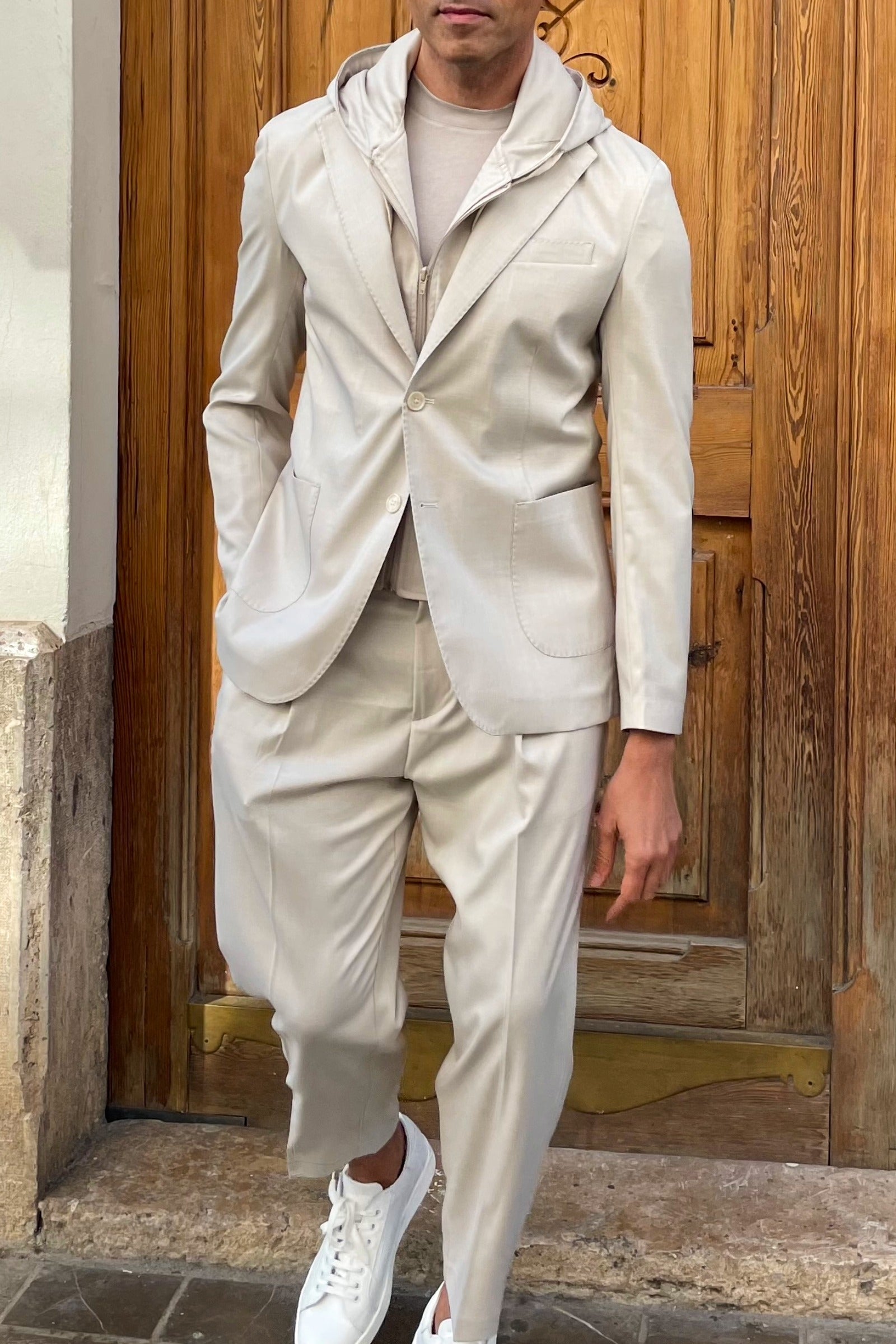 Traje casual para hombre con capucha. Estilo italiano.
