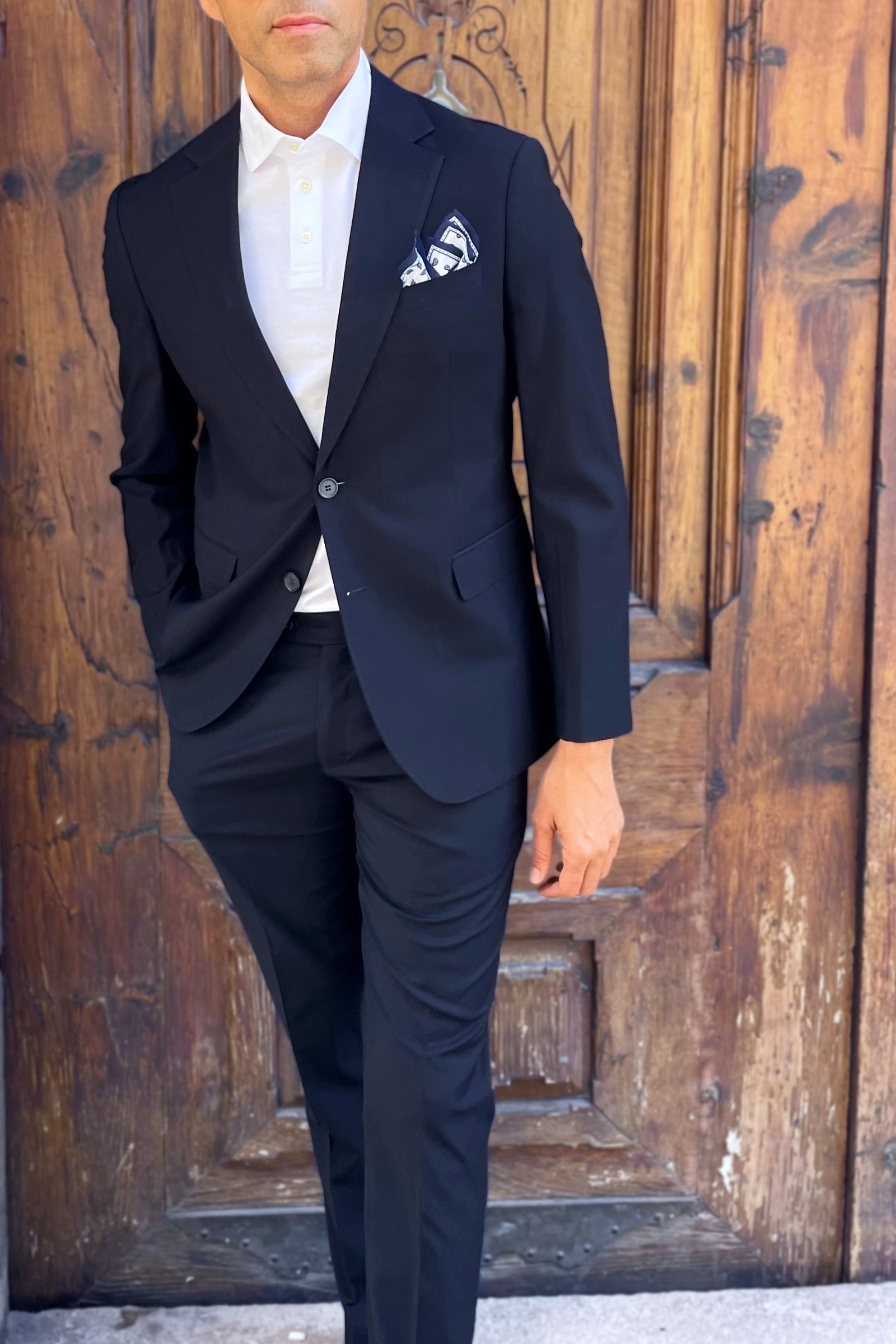 Traje Giorgio Estate azul marino para hombre combinado con polo blanco y pañuelo de bolsillo.