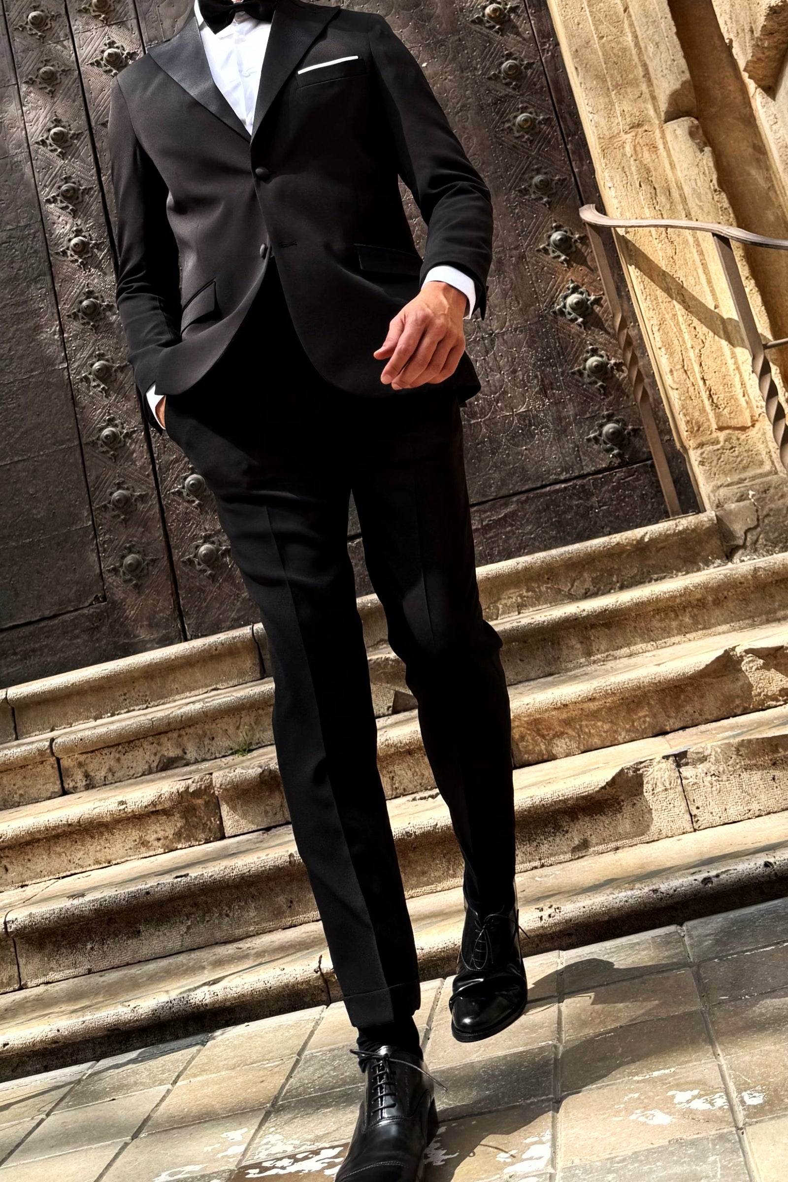 Detalle pantalón traje boda valencia smoking negro UOMOMANIA