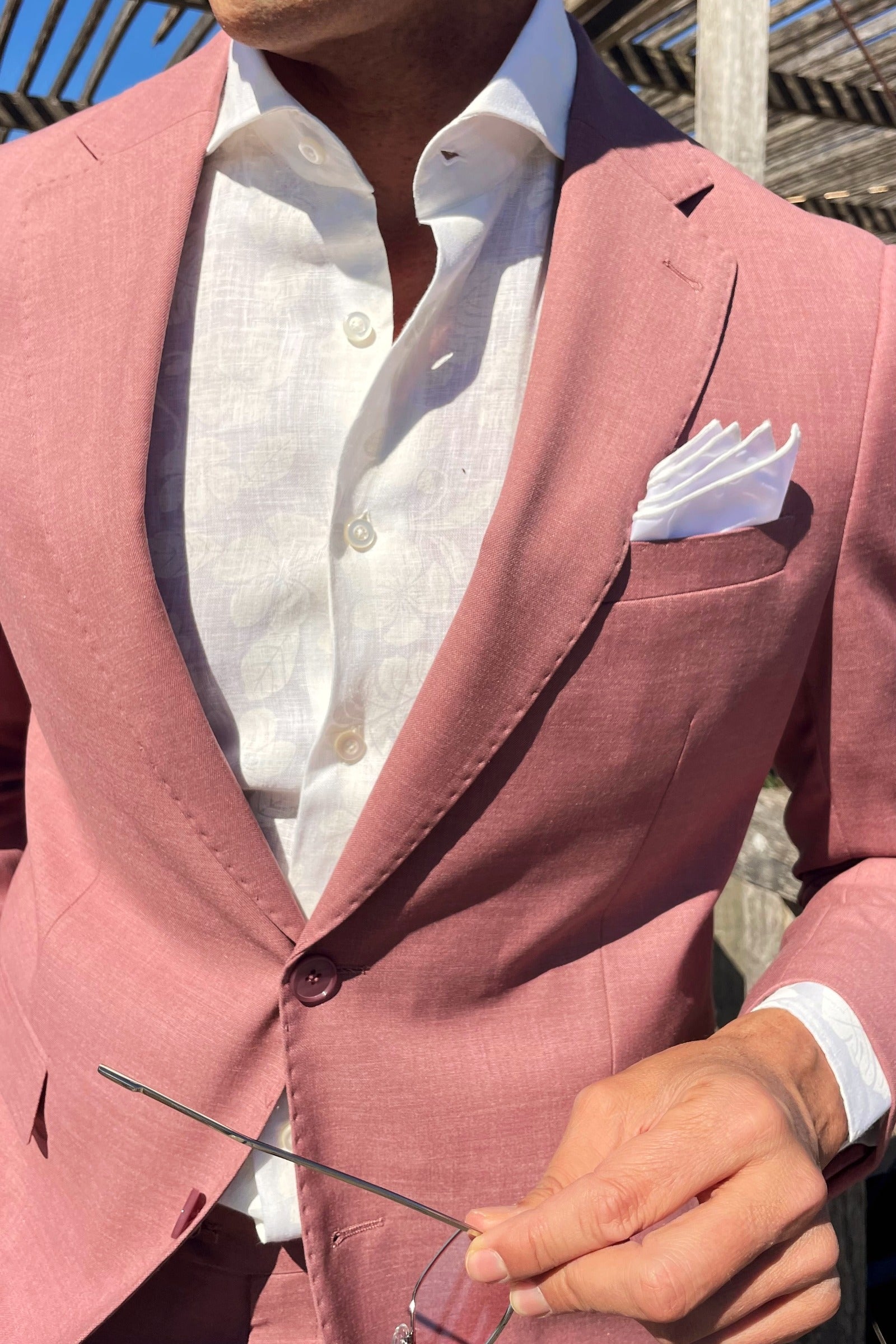 Traje de hombre rosa coral. Estilo italiano elegante para eventos y ceremonias.