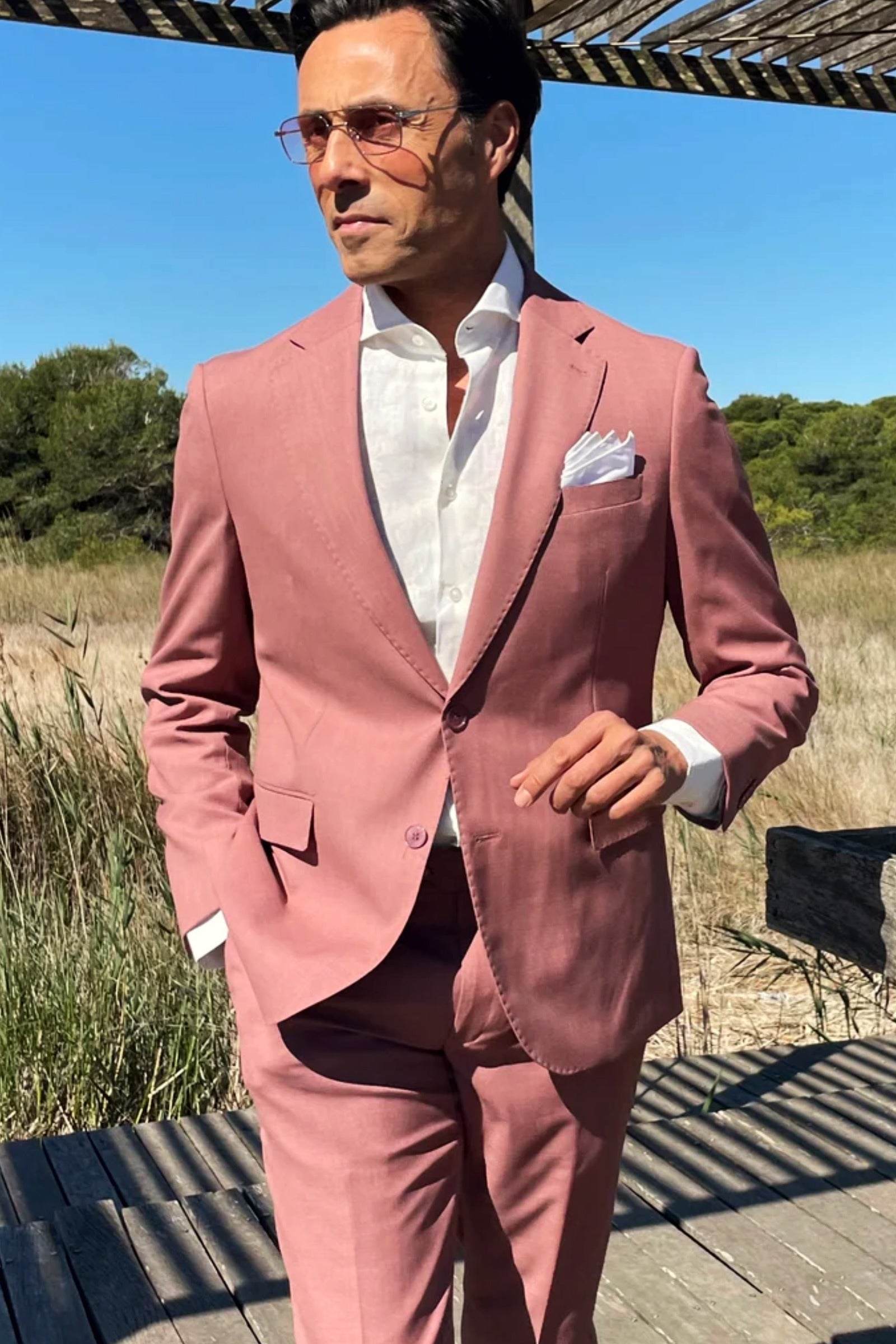 Outfit traje rosa coral hombre