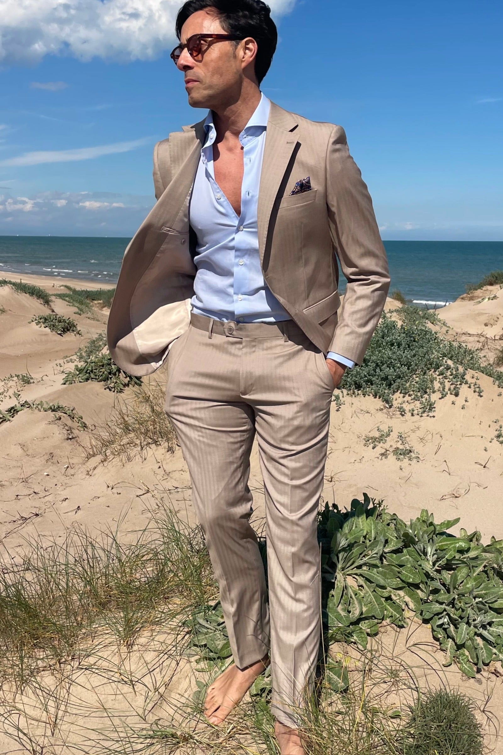 Traje de hombre beige para boda en la playa