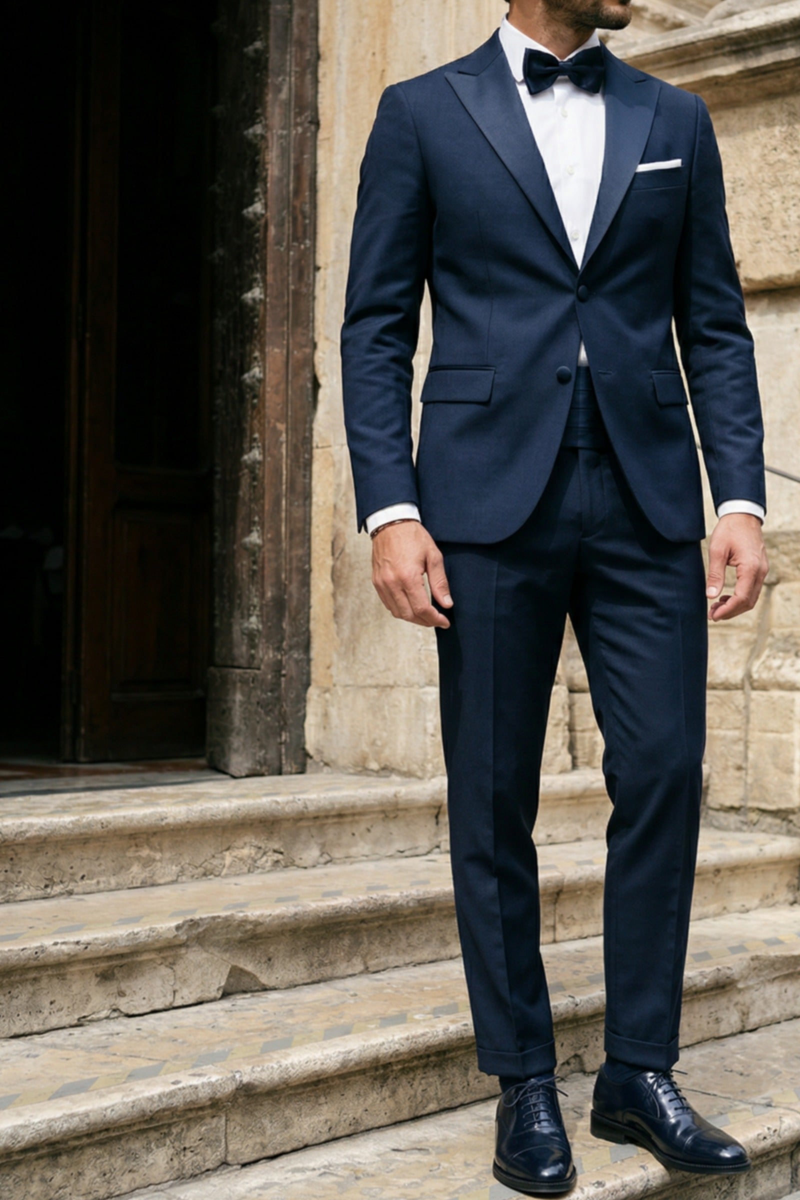 Traje smoking para novio elegante en azul marino