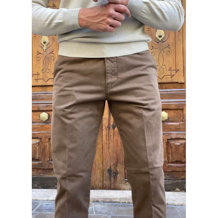 Pantalones hombre corte chino slim fit.