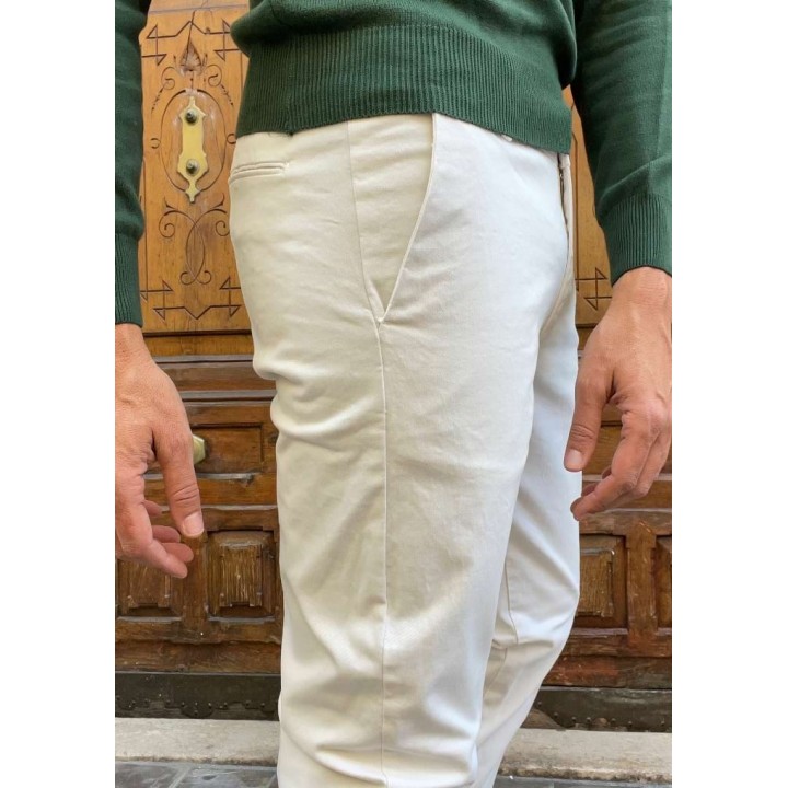 Detalle pantalones chinos hombre Vesuviani blanco nata