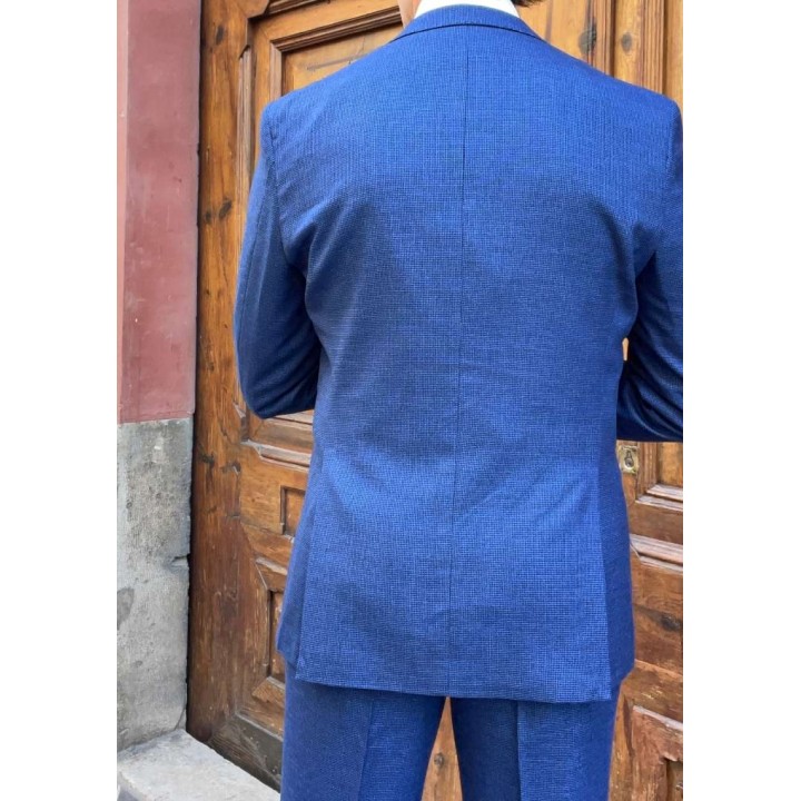 Detalle traje azul. Uomomania. Modelo Ferretti.