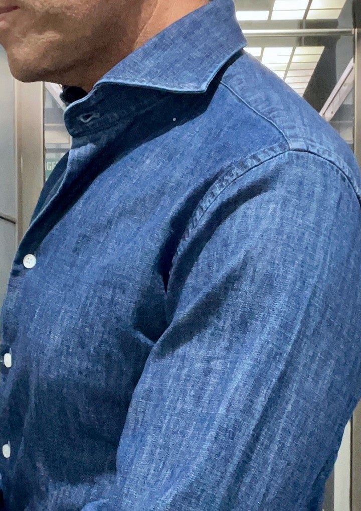 Detalle camisa hombre tejido denim Umberto