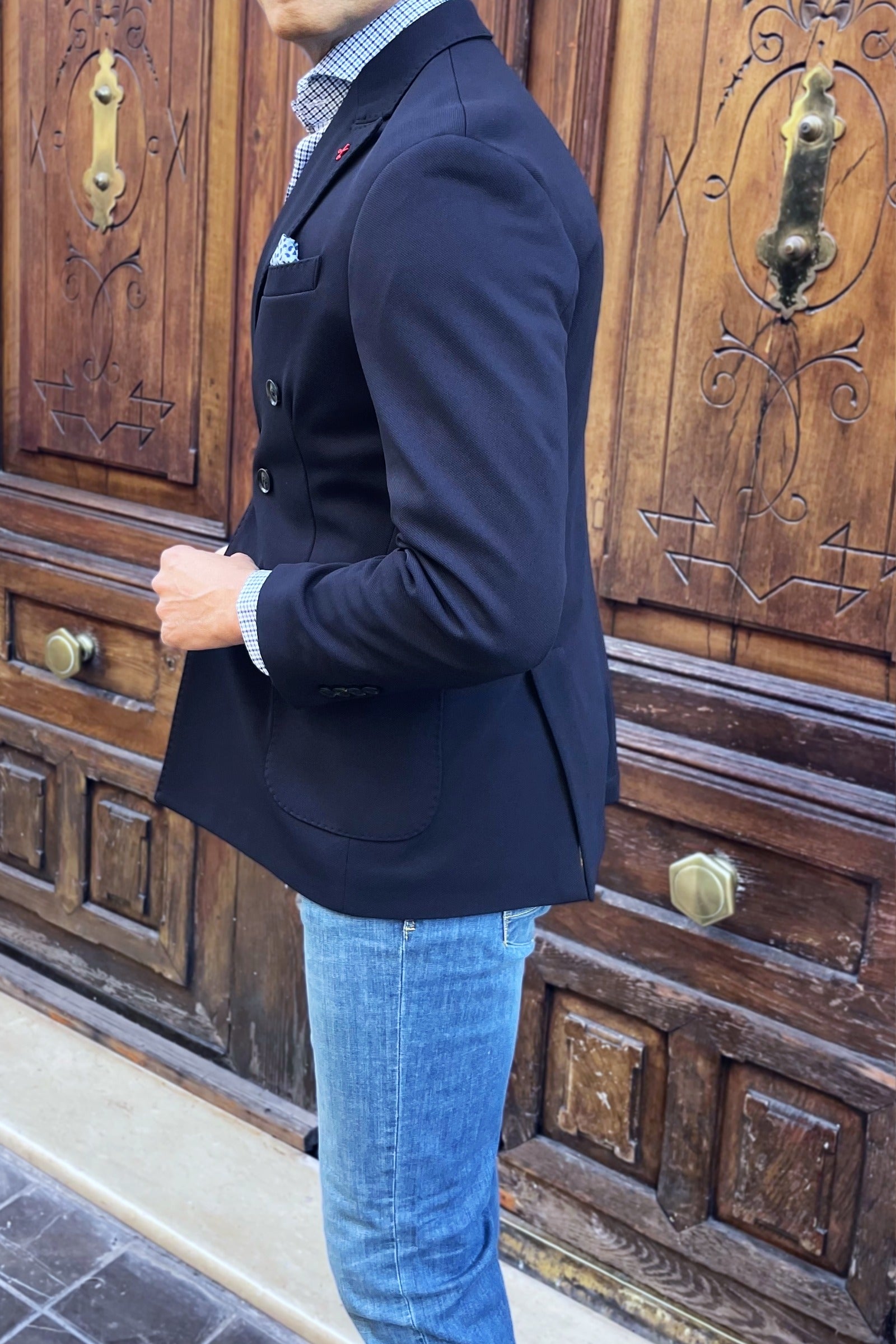 Vista lateral de americana cruzada azul marino para hombre con corte italiano
