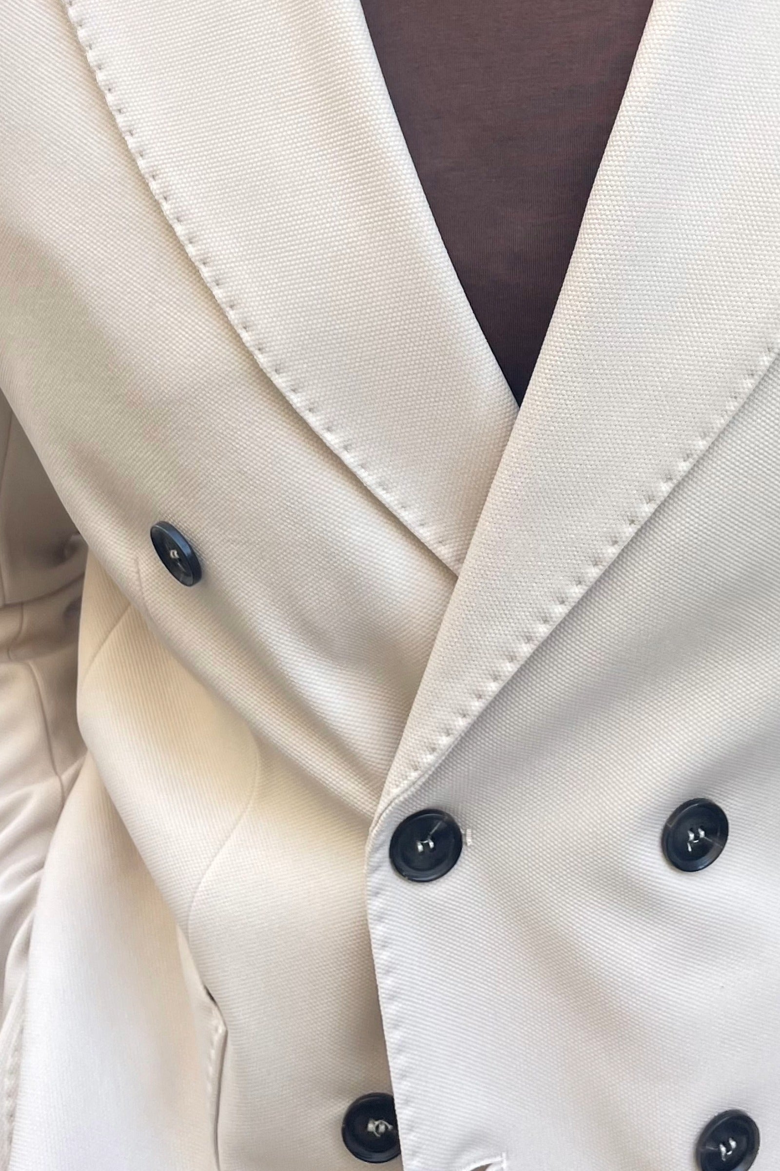 Detalle del tejido de la americana cruzada beige para hombre
