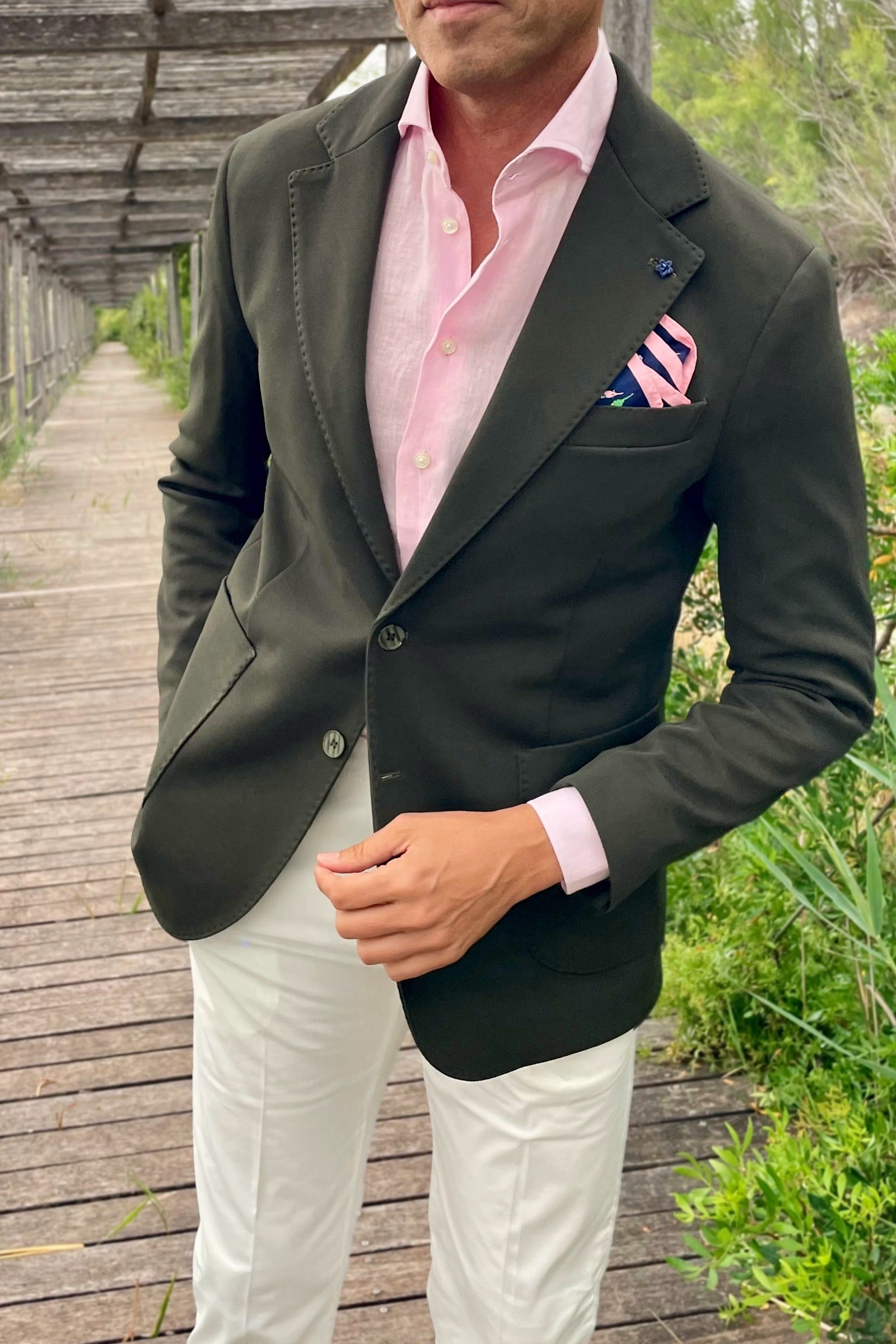 Americana verde hombre italiana. Outfit de verano elegante.