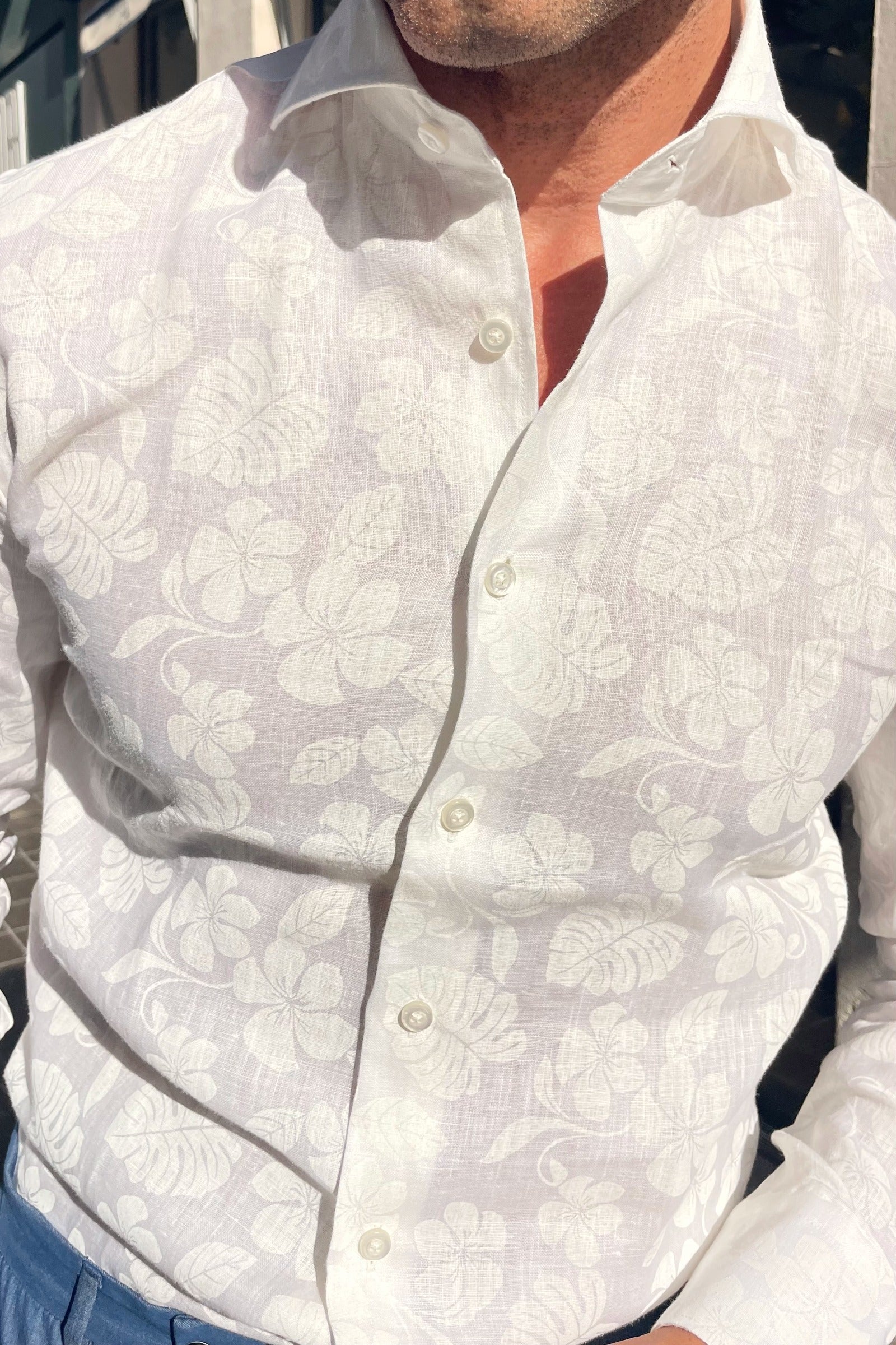 Camisa de lino para hombre blanca con estampado floral. Made in Italy