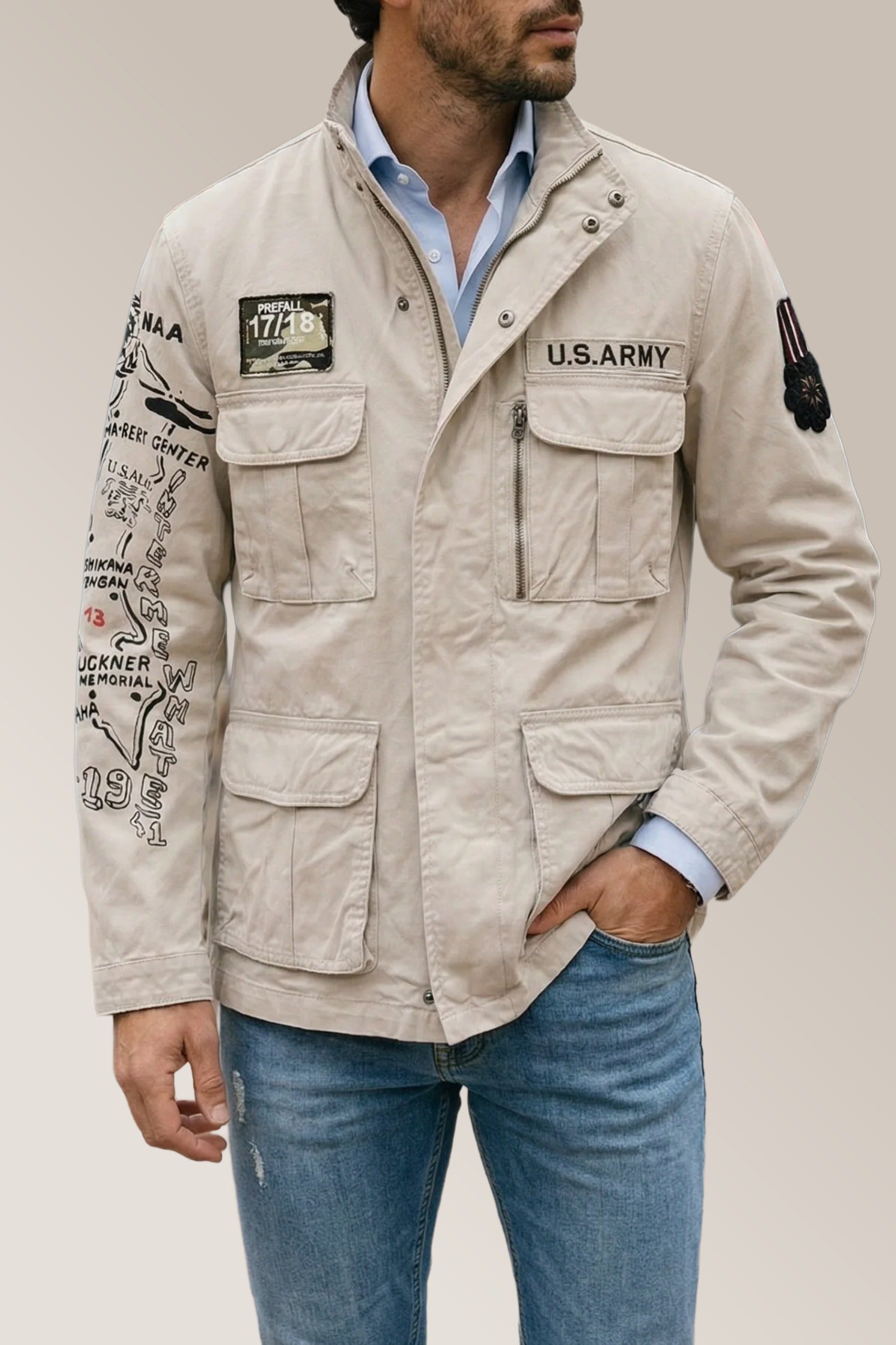 Chaqueta beige con parches de inspiración militar para hombre
