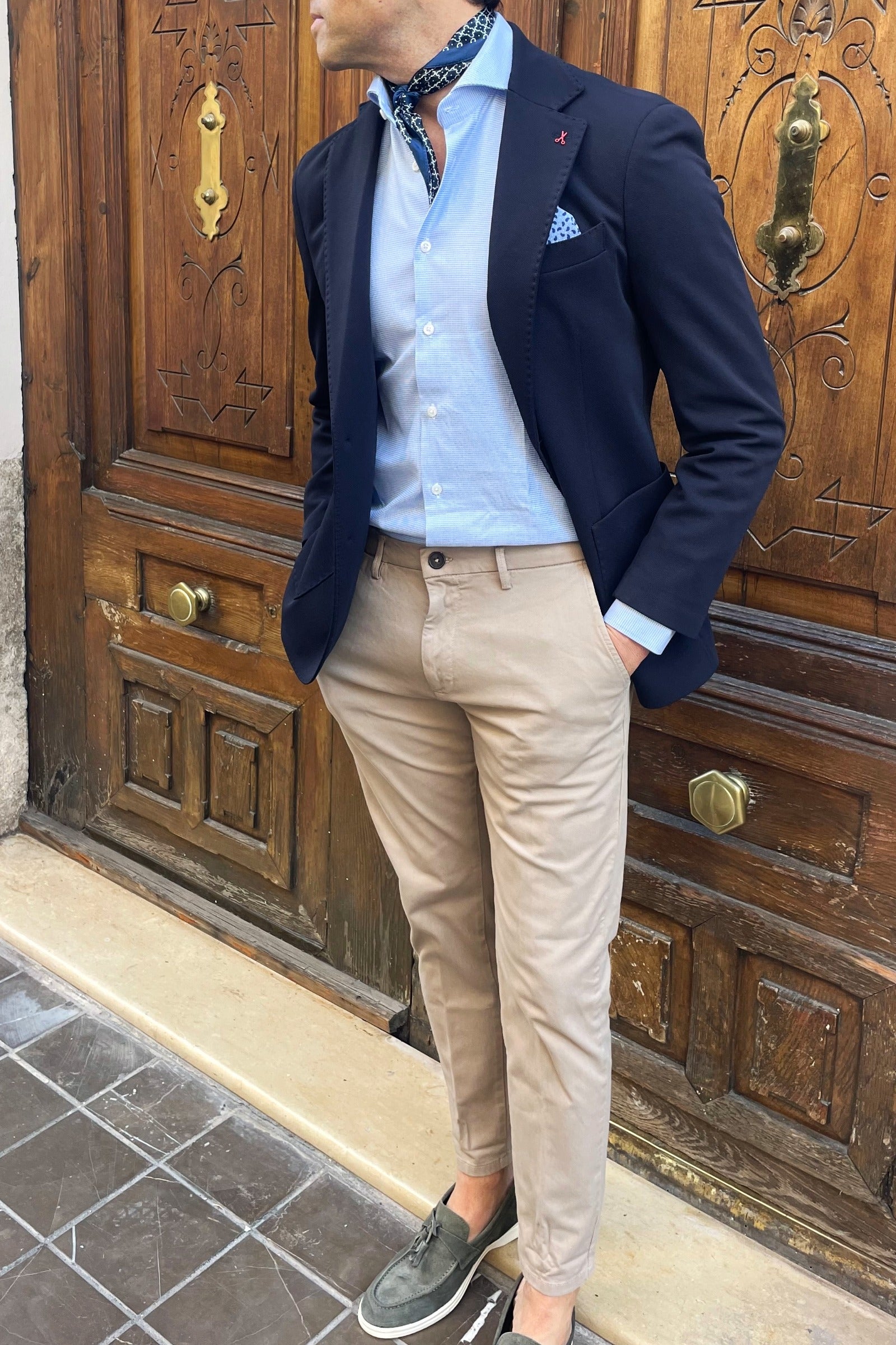 Outfit casual para hombre con chinos beige y americana azul marino