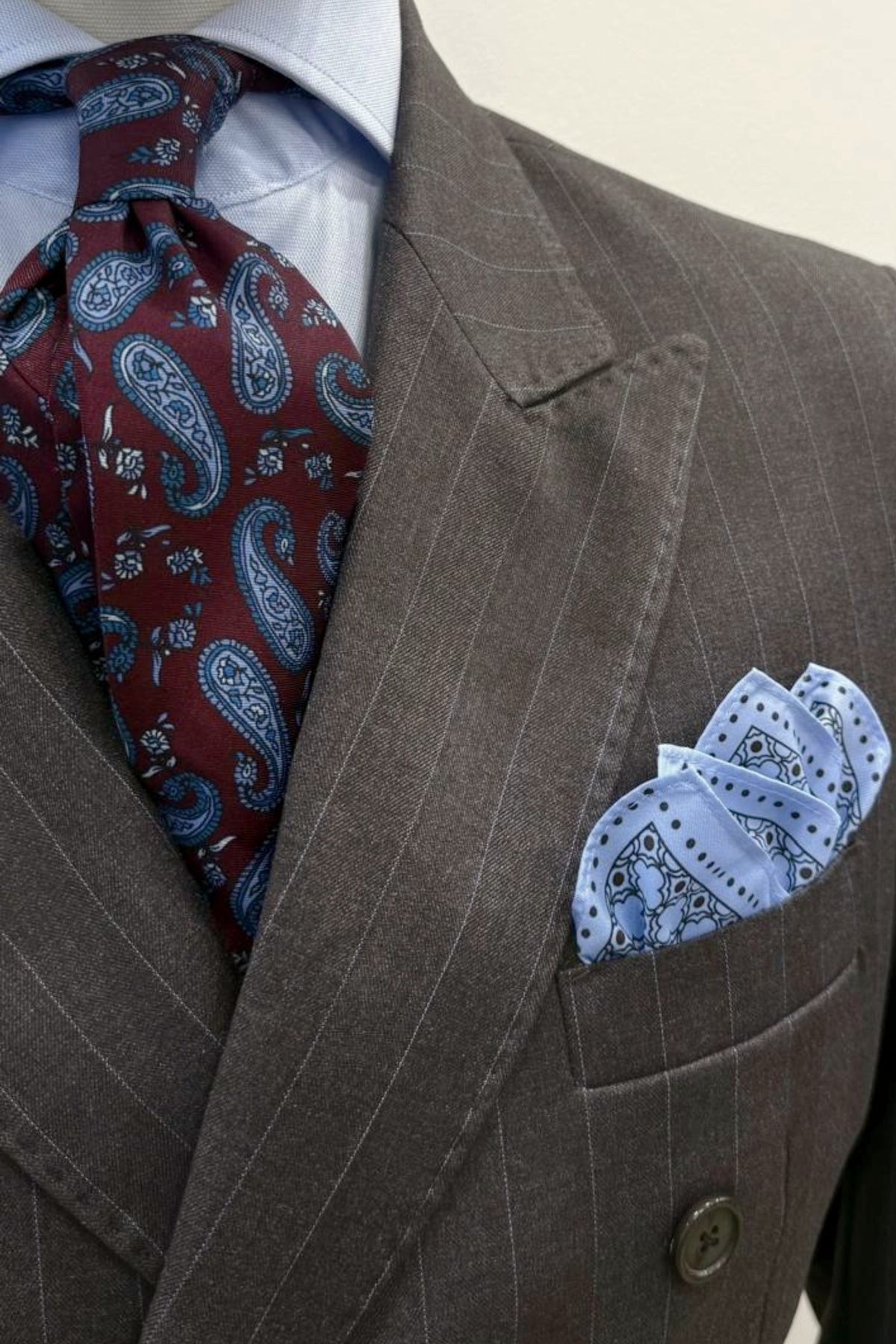 Complementos para hombre. Corbata y pañuelo estampados con traje.