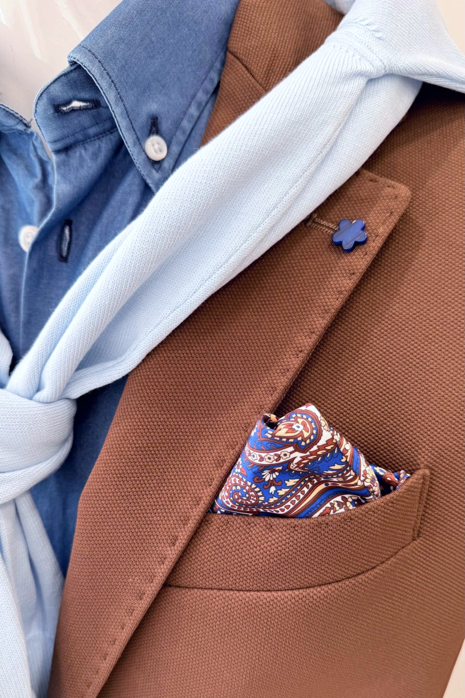 Detalle solapa Americana marrón hombre