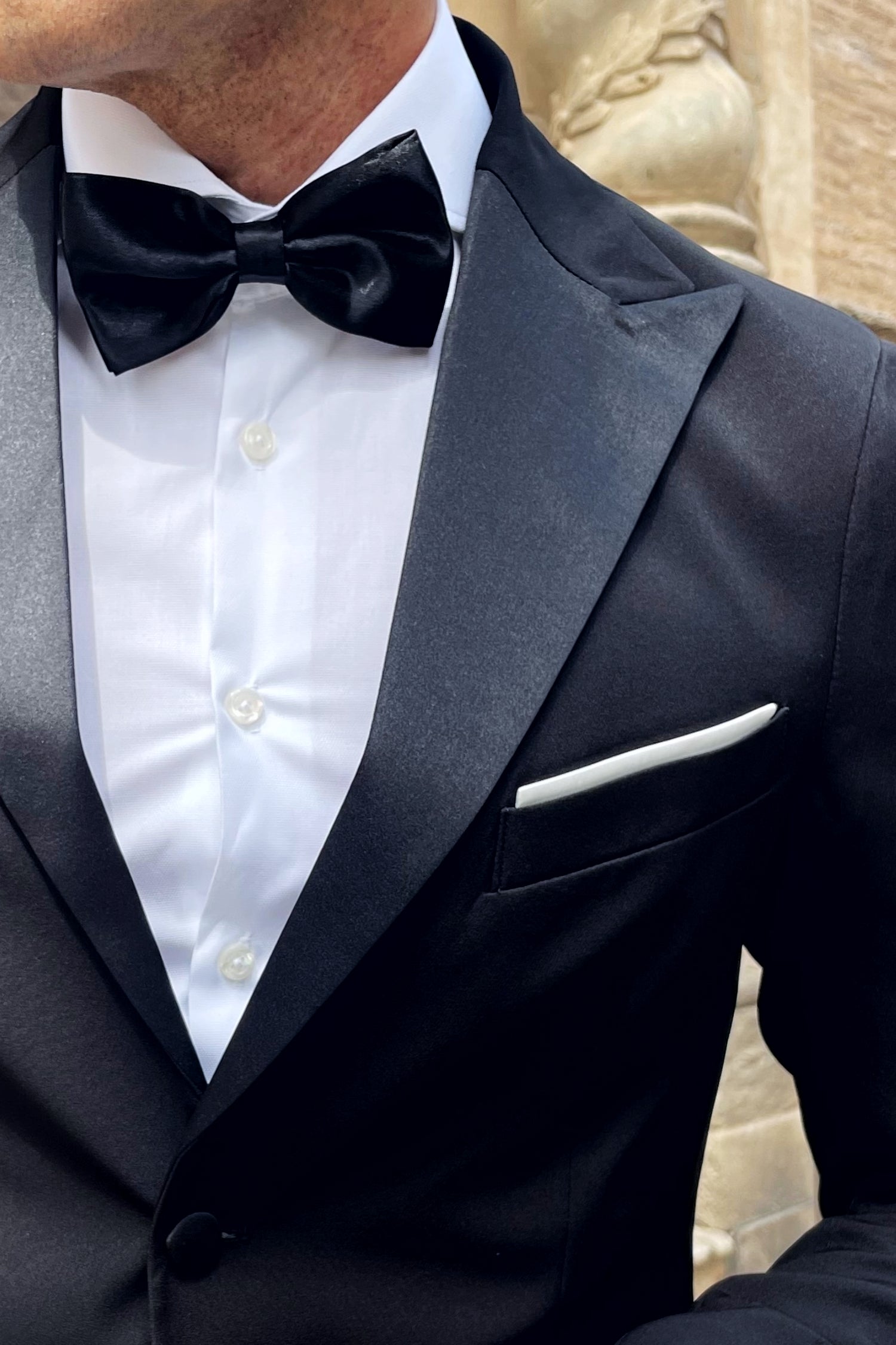 Detalle solapa punta de lanza traje smoking valencia UOMOMANIA