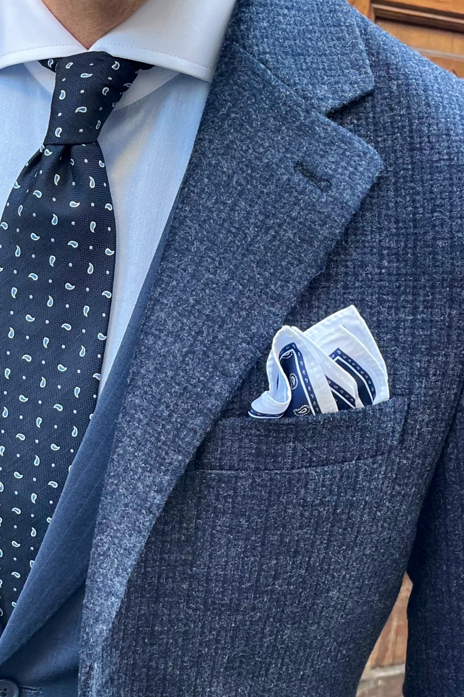 Tejido abrigo azul marino de hombre con textura elegante 