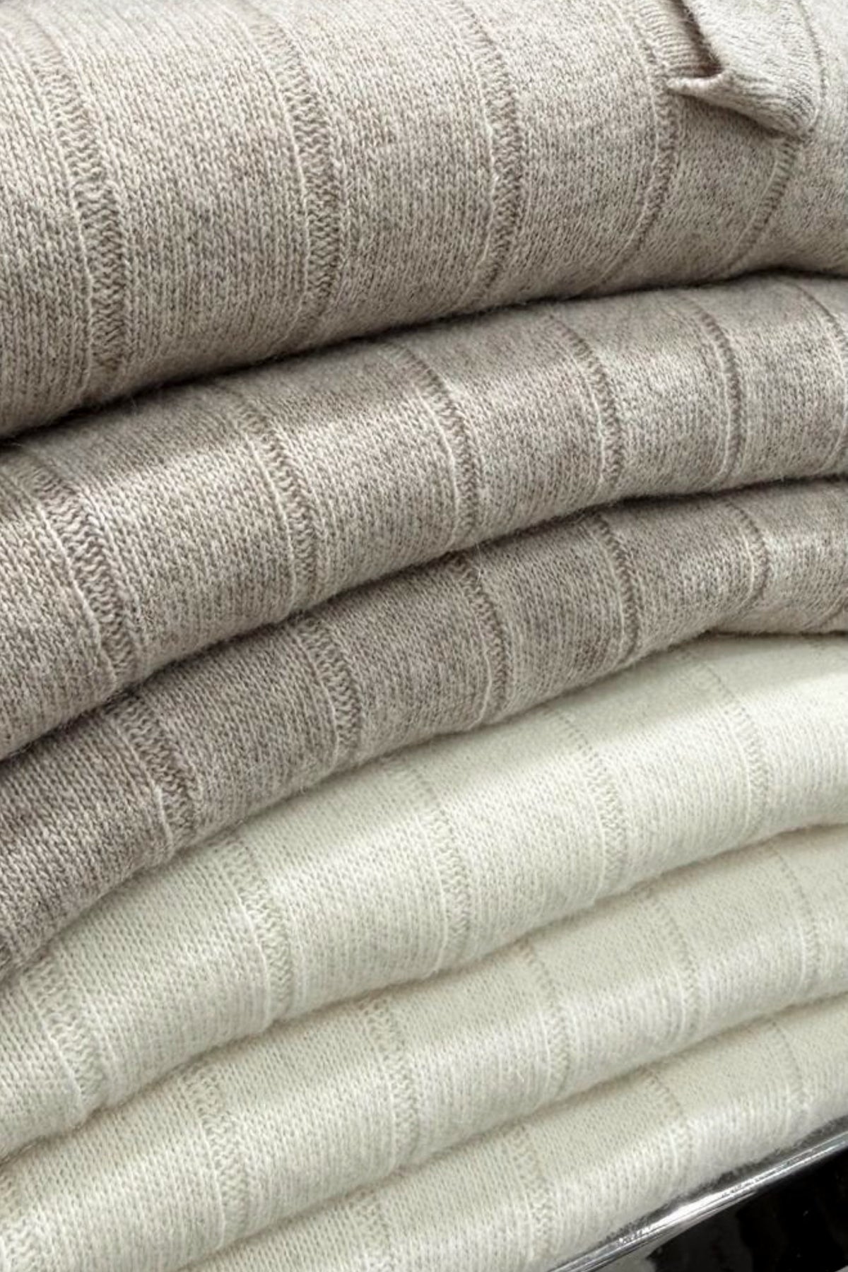 Polos de lana para hombre - Detalle del tejido color blanco y arena