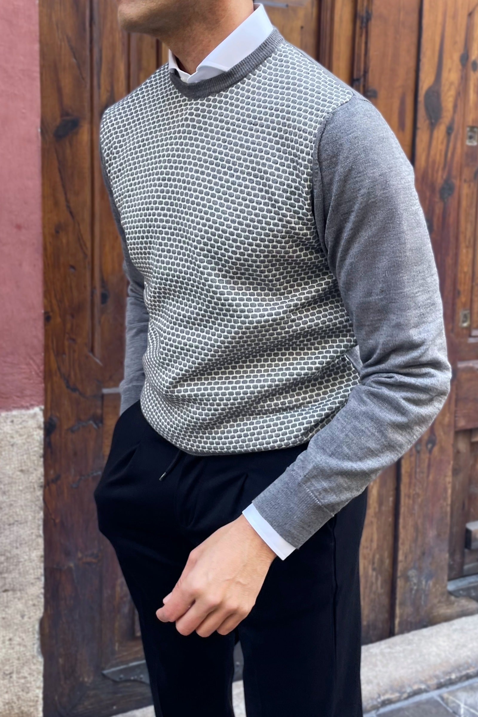 Jersey gris de hombre con tejido en relieve y estilo italiano