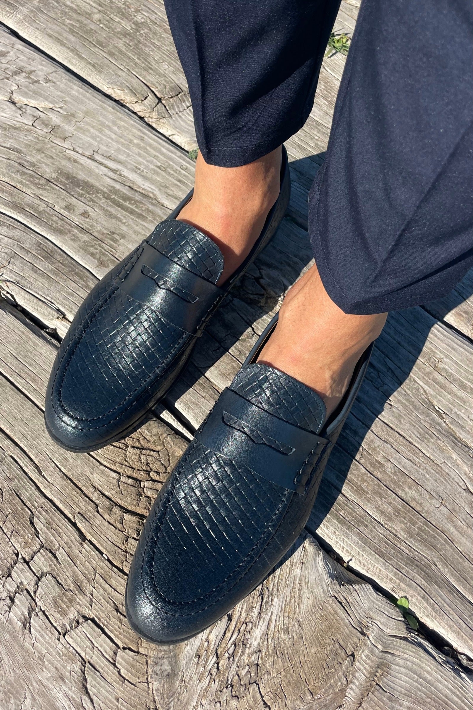 Mocasines azul marino de piel trenzada para hombre. Made in Italy