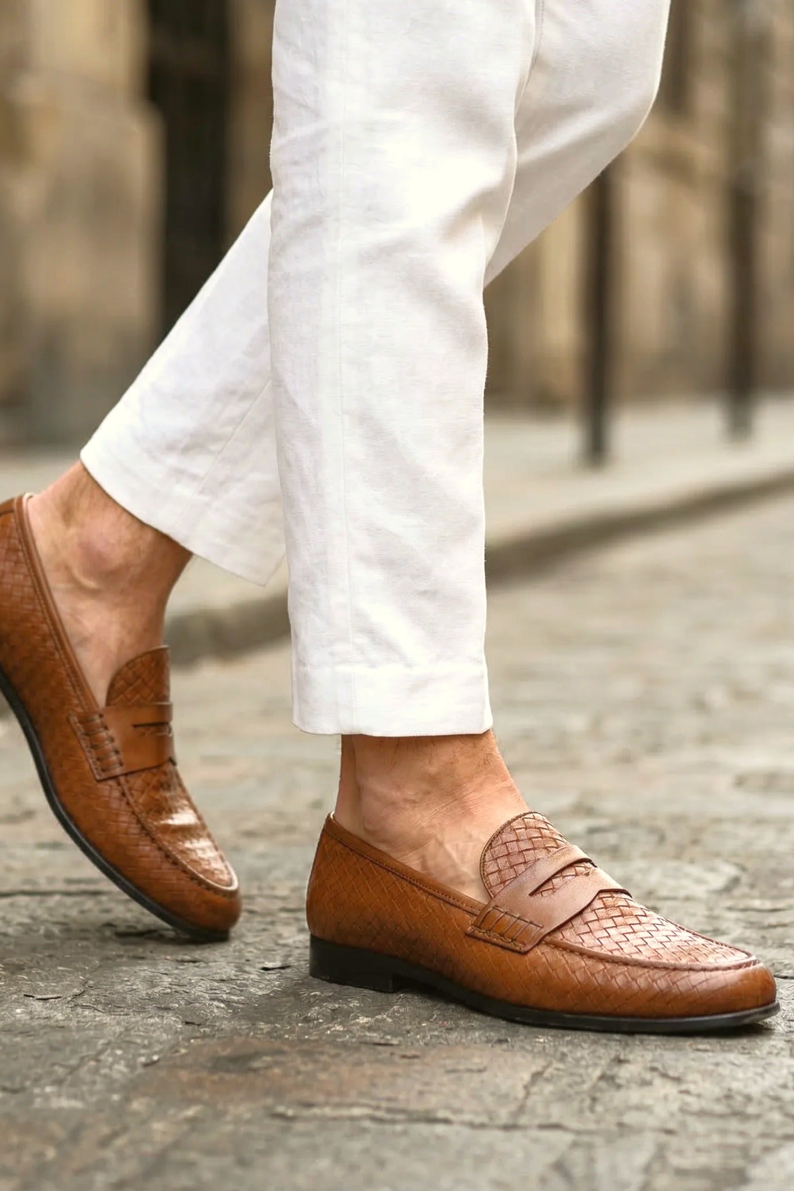 Mocasines marrón claro de piel trenzada para hombre. Made in Italy