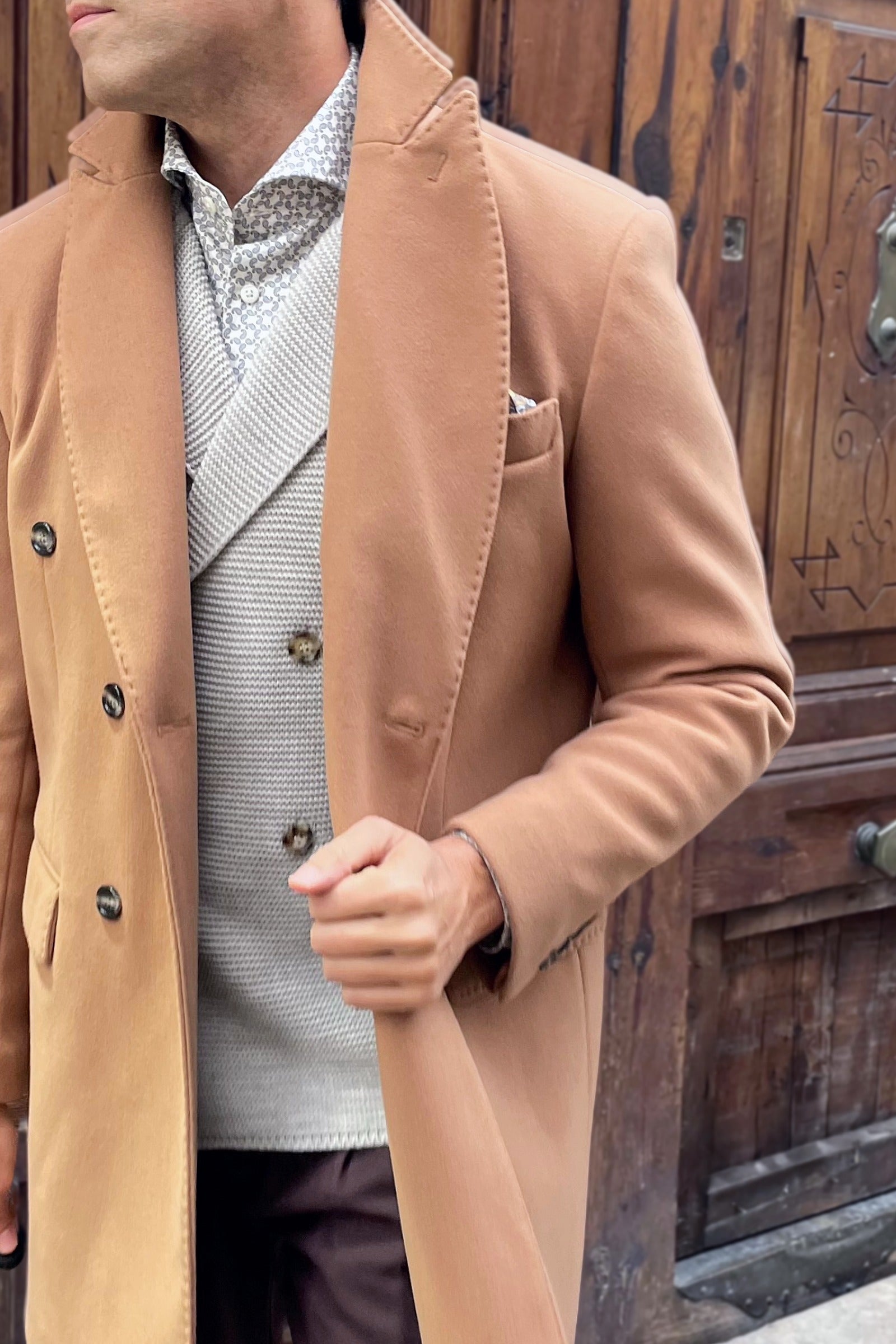 Abrigo cruzado Brunello combinado con americana de punto y camisa italiana para look casual elegante masculino