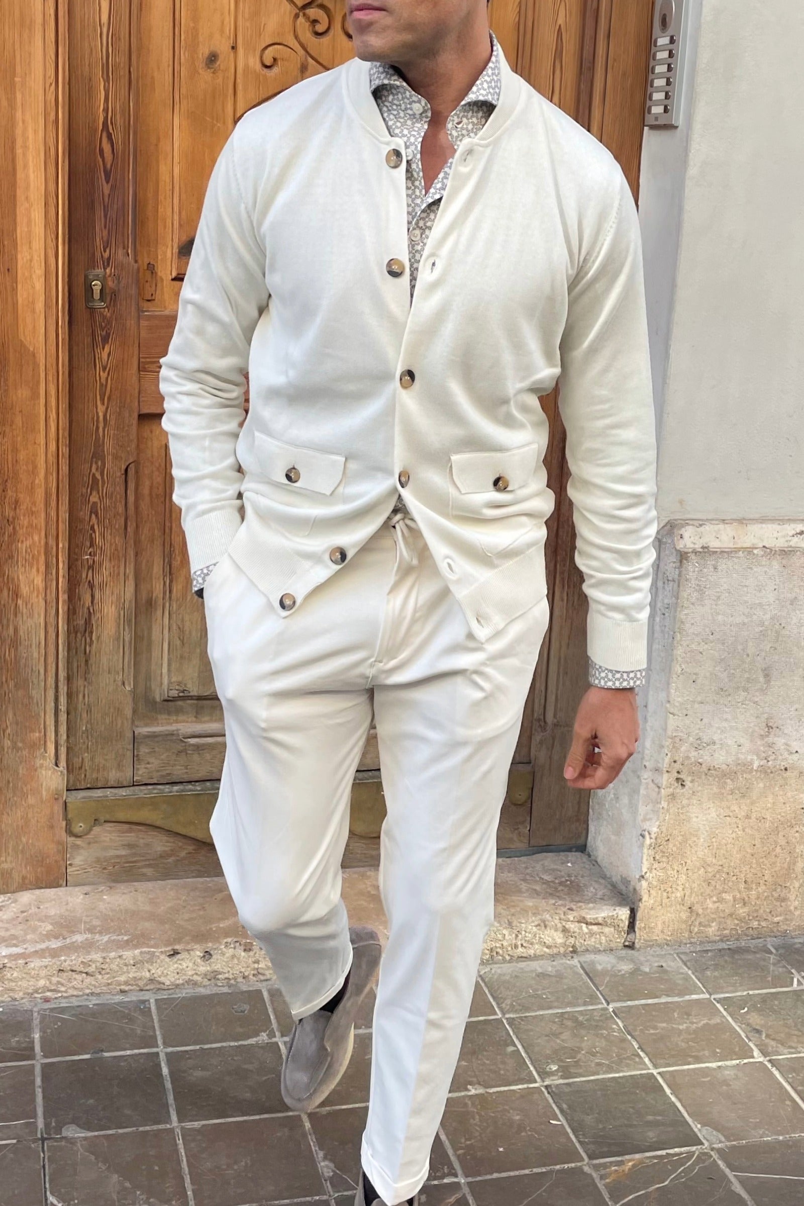 Outfit casual de estilo italiano para hombre con chaqueta de punto y joggers