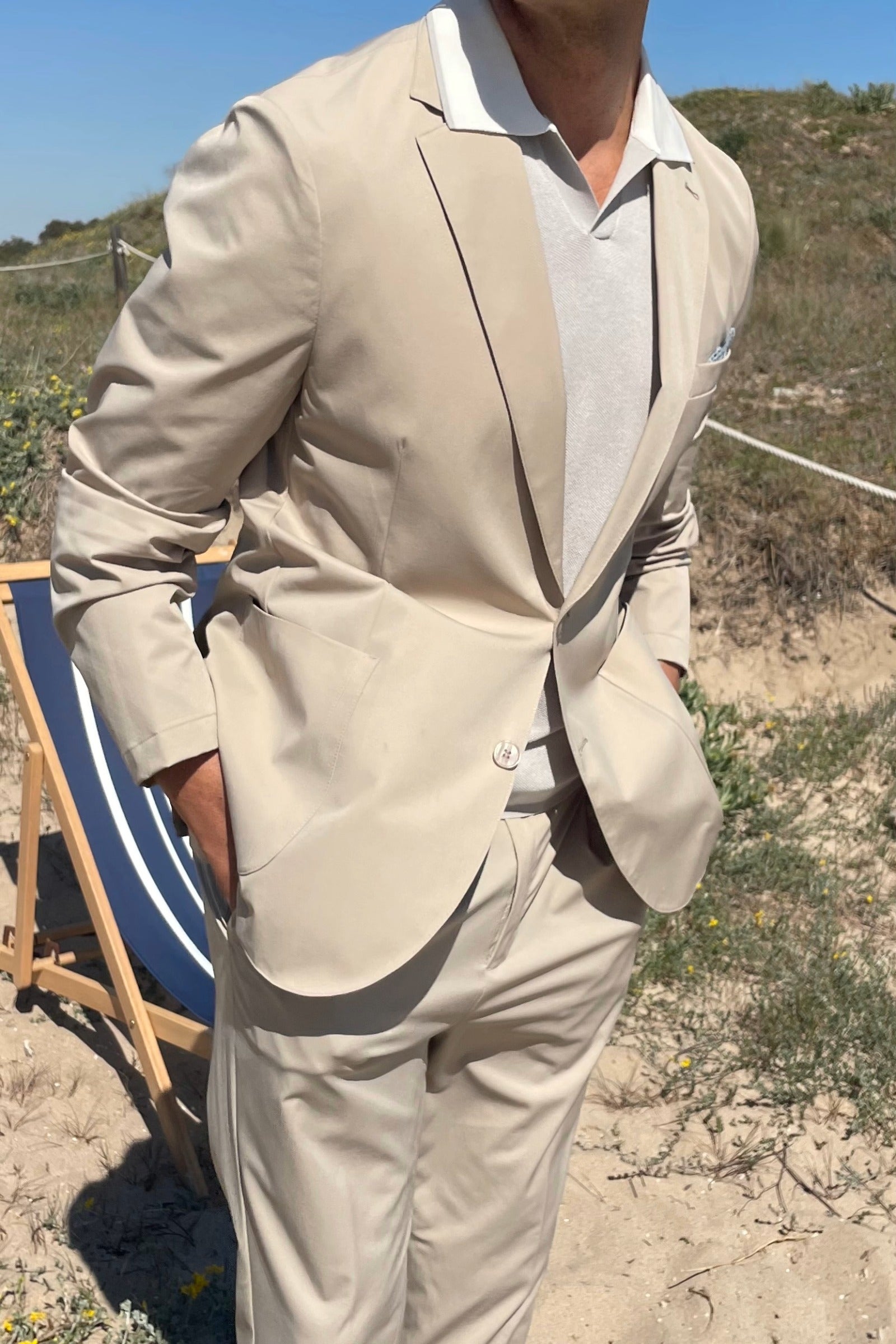 Outfit boda hombre casual con Traje técnico y polo.