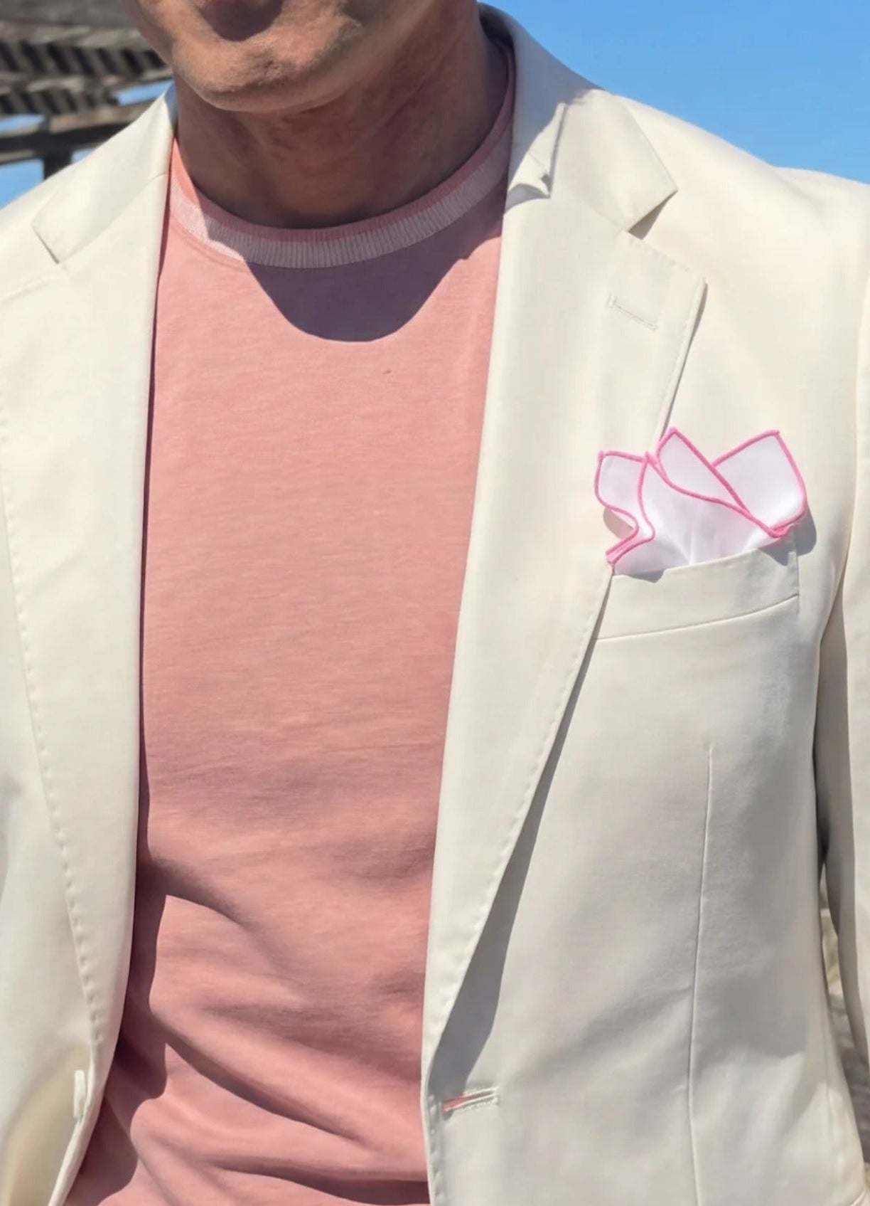 Outfit de hombre para bodas de verano con traje blanco nata y camiseta rosa Montecarlo.