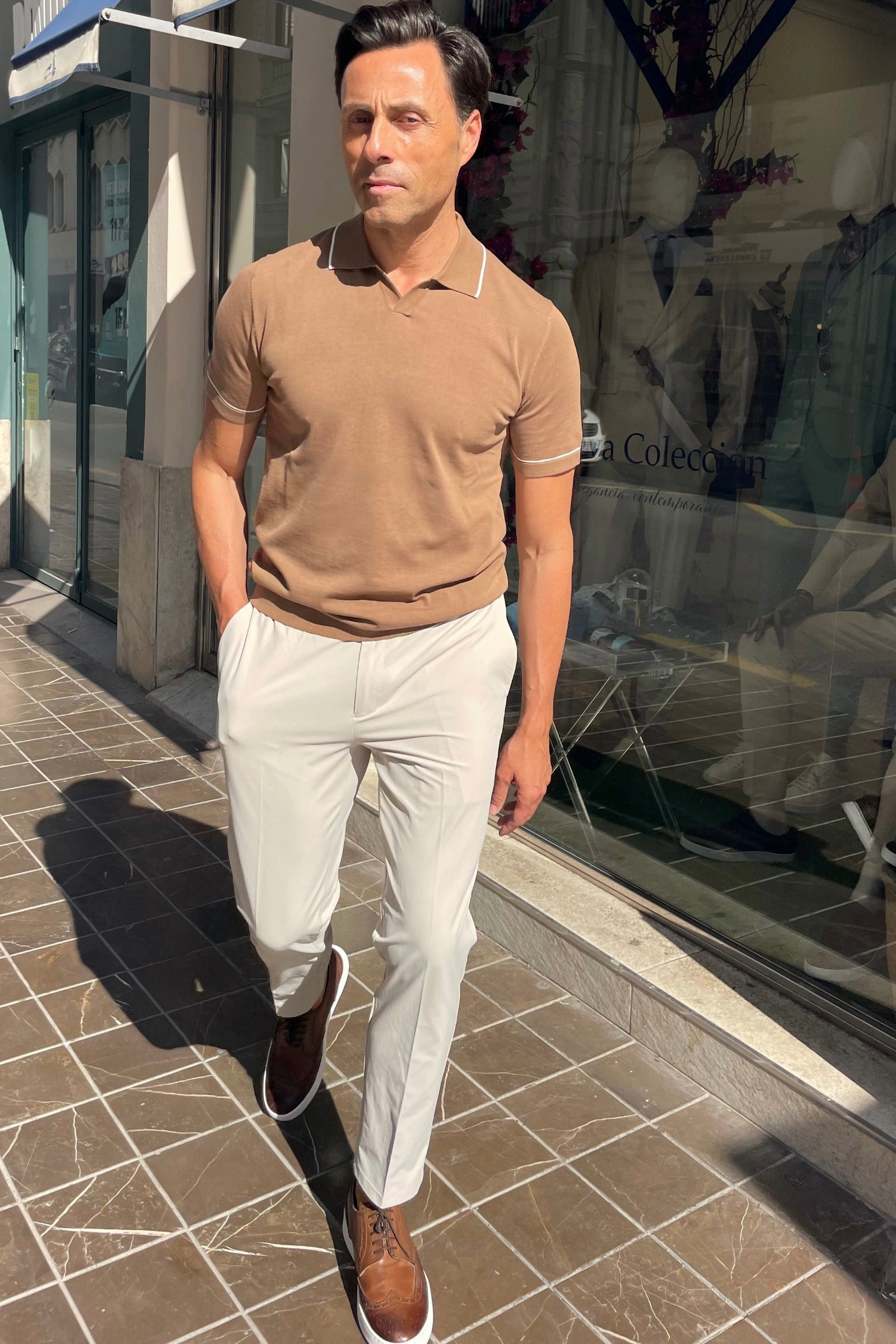 outfit casual formal hombre en tonos beiges