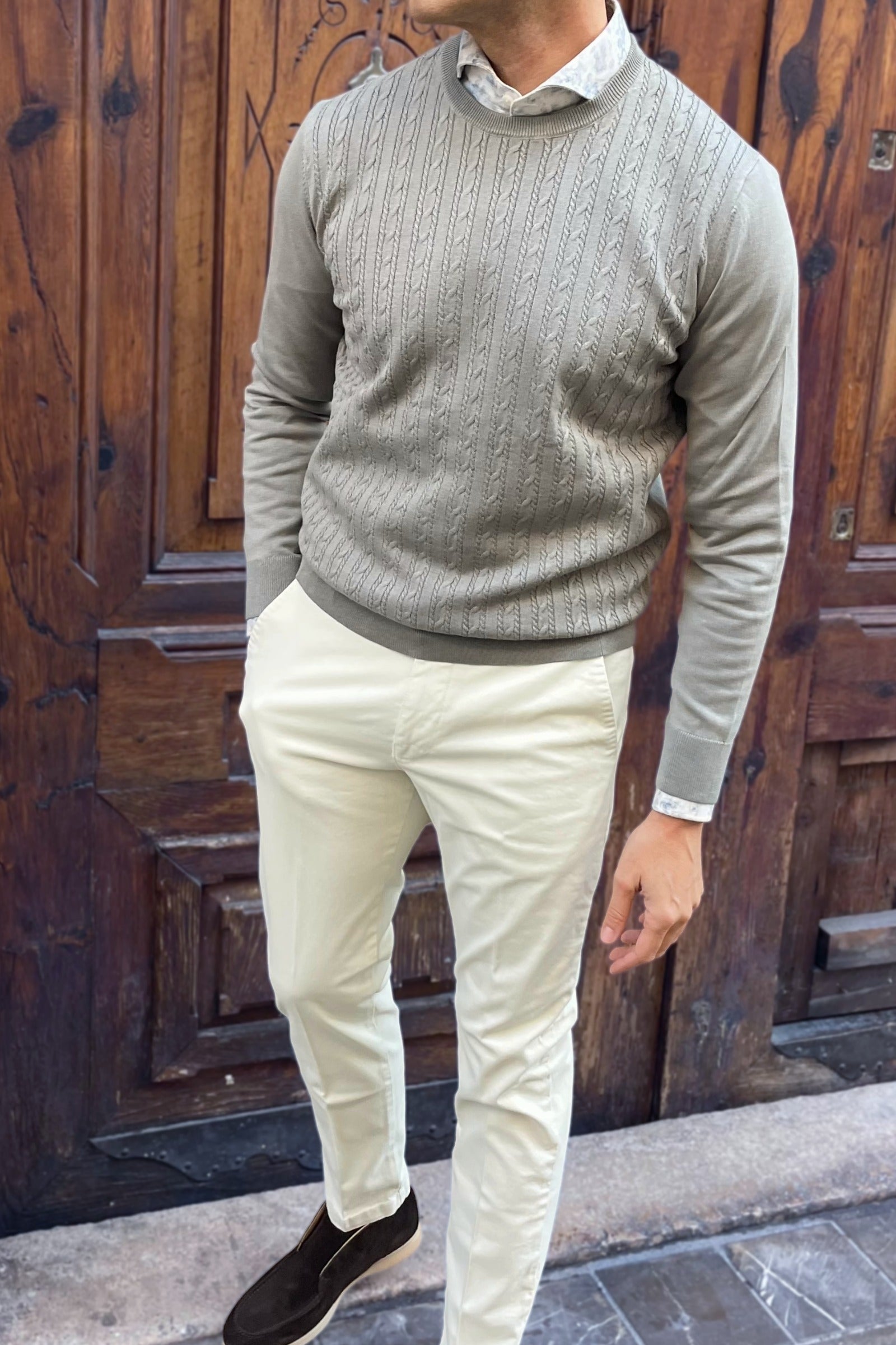 Outfit casual de estilo italiano con jersey trenzado verde claro y chinos beige