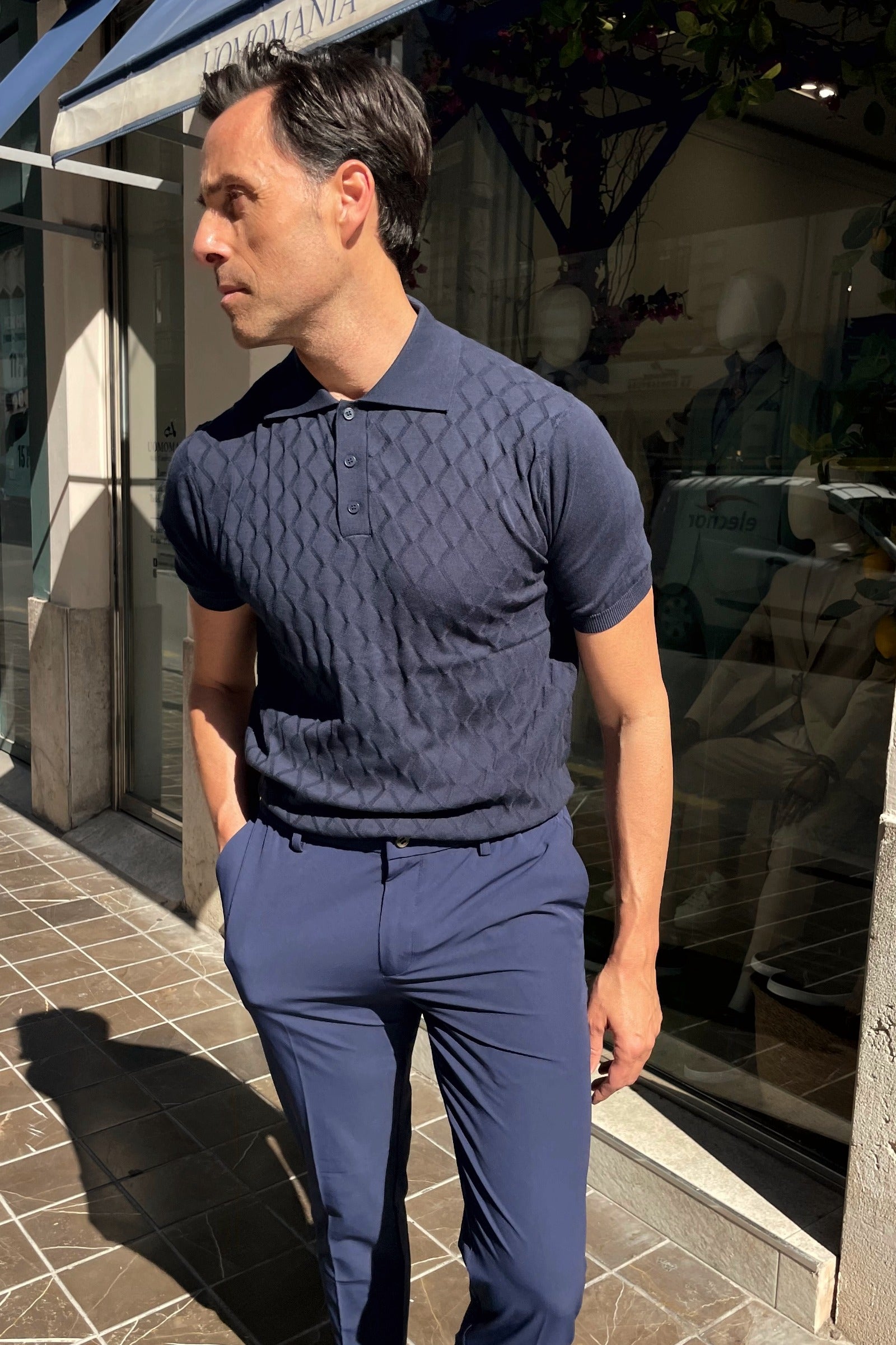 Outfit casual hombre con polo de punto rombos azul marino