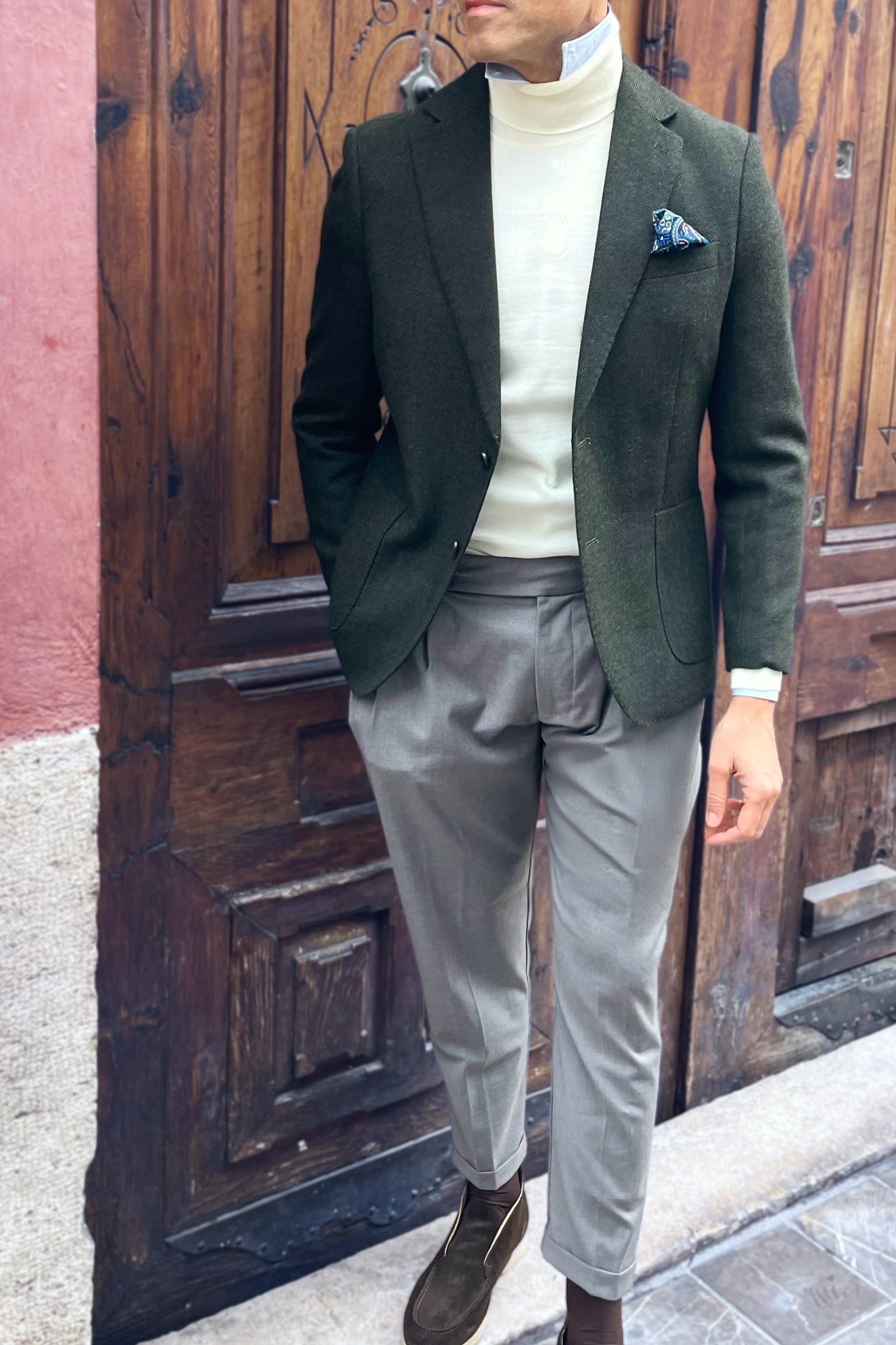 Outfit elegante para hombre con americana verde de espiga Bosco Pisa y pantalón gris estilo italiano