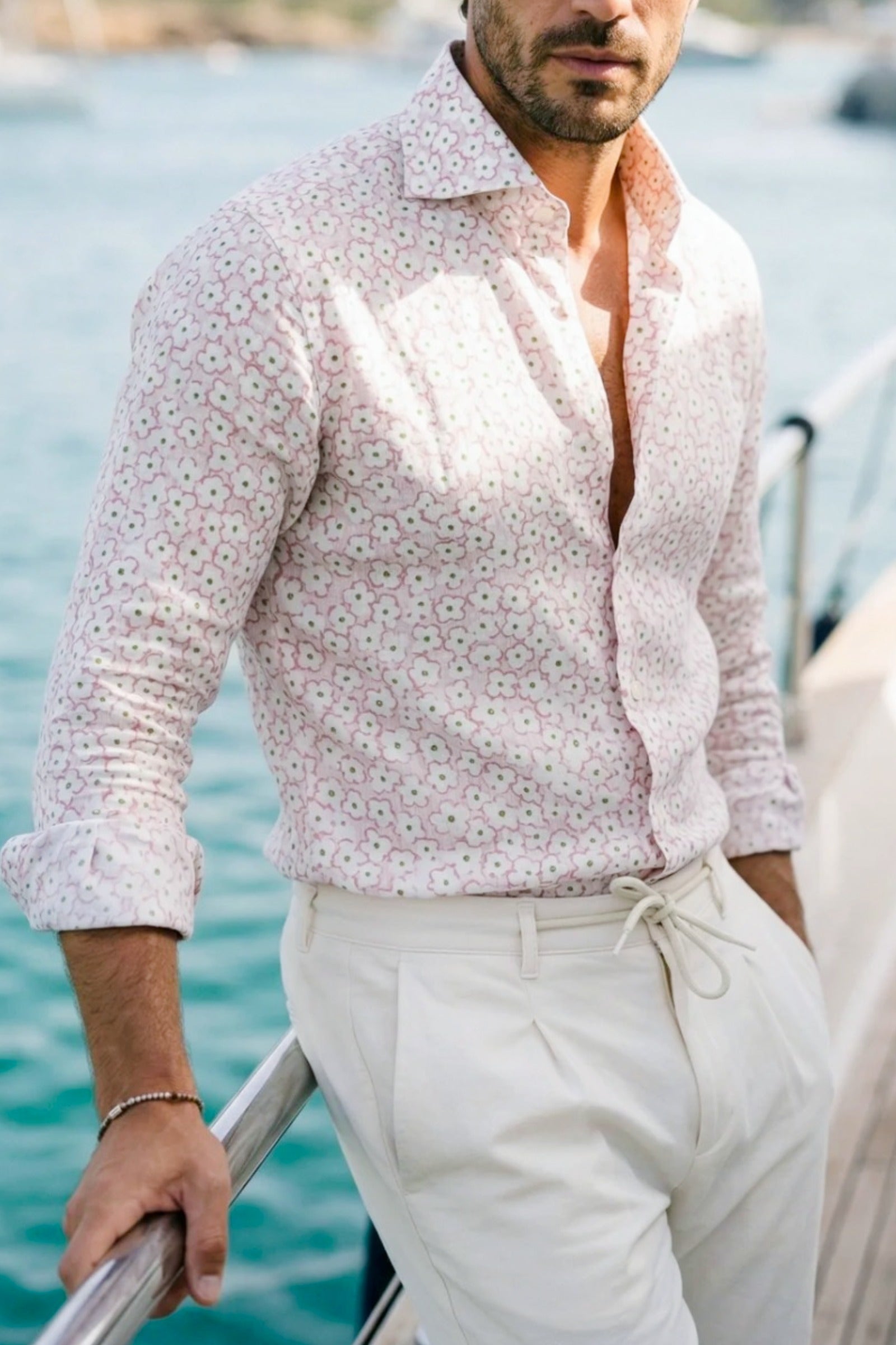 Outfit de verano casual para hombre con camisa de lino estampada Ibiza