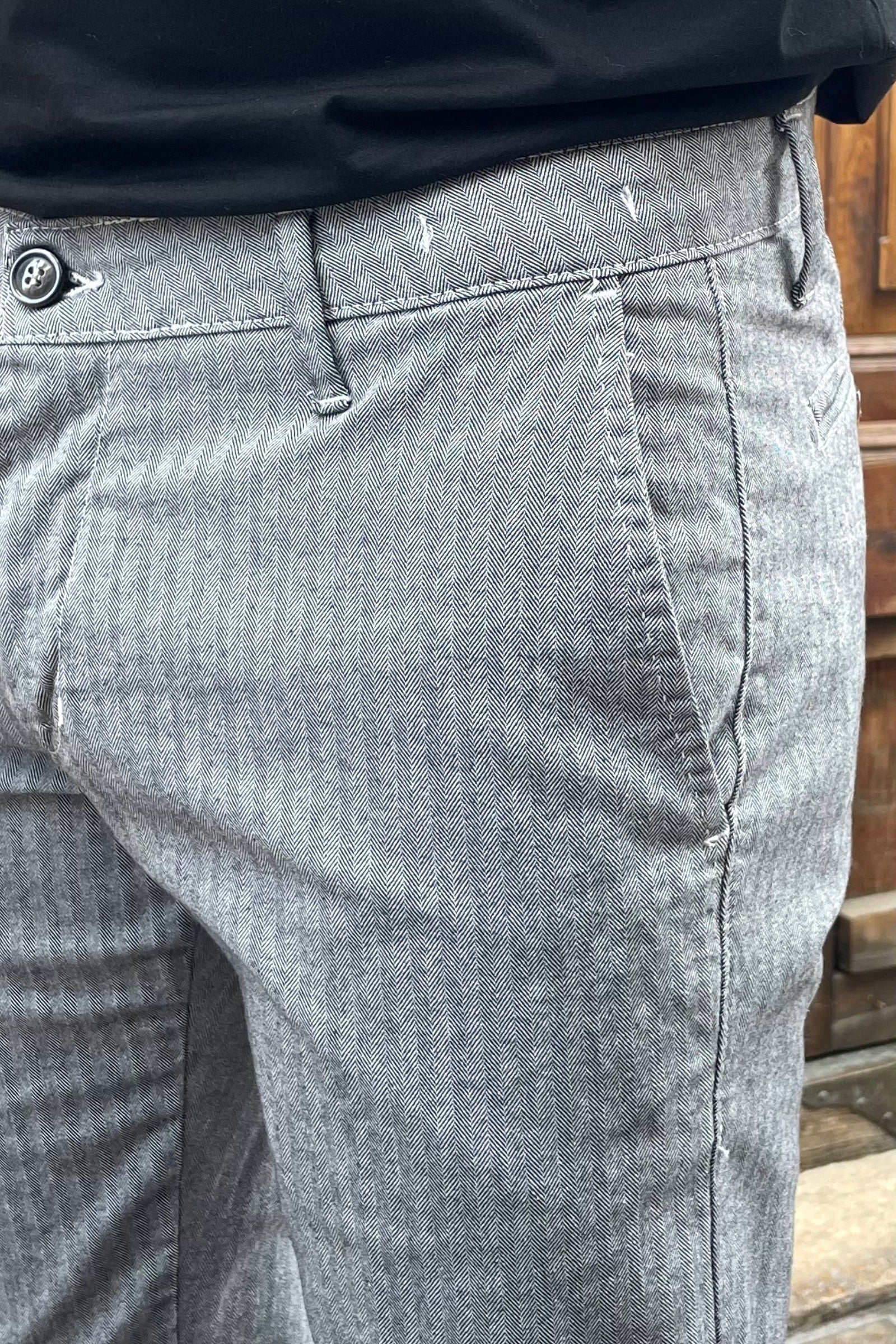 Detalle del tejido de espiga del pantalón Spigato gris para hombre, pantalón de vestir italiano