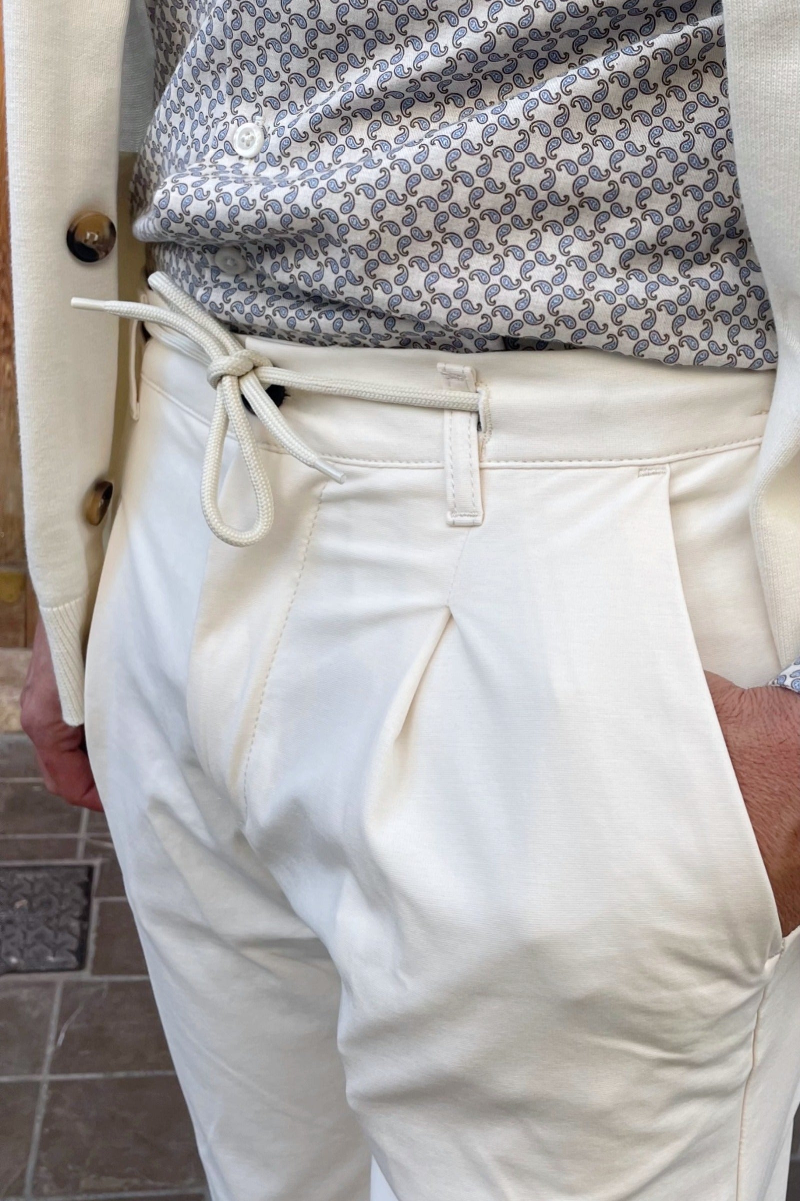 Detalle de la cintura ajustable de los pantalones jogger de vestir en beige claro