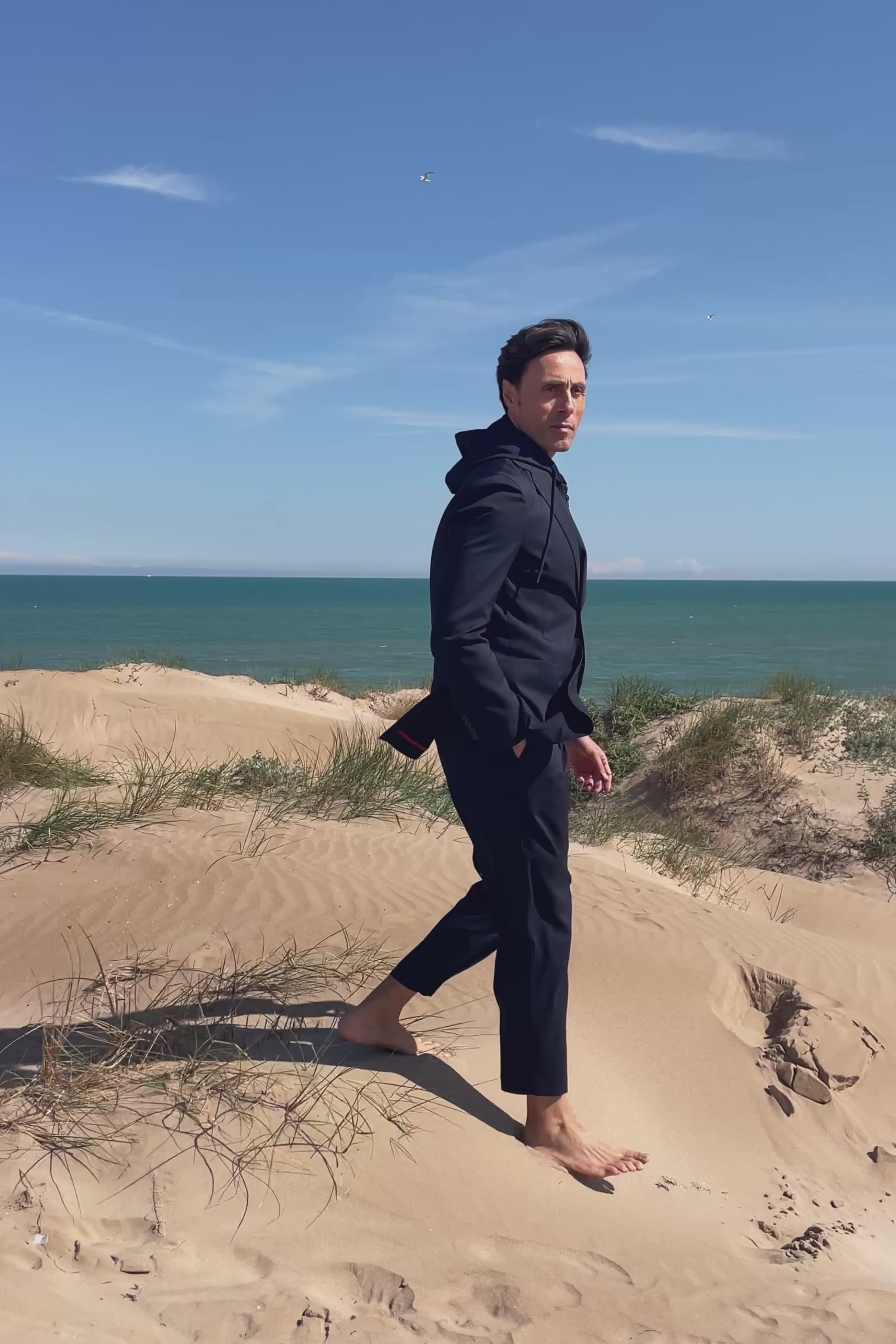 Video traje casual para hombre zul marino con capucha. Estilo italiano.