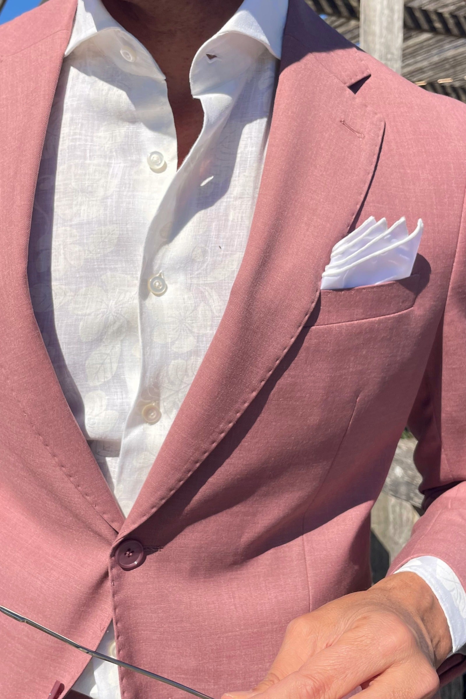 Video del traje rosa coral para hombre con camisa de lino. Perfecto para invitados diferentes.