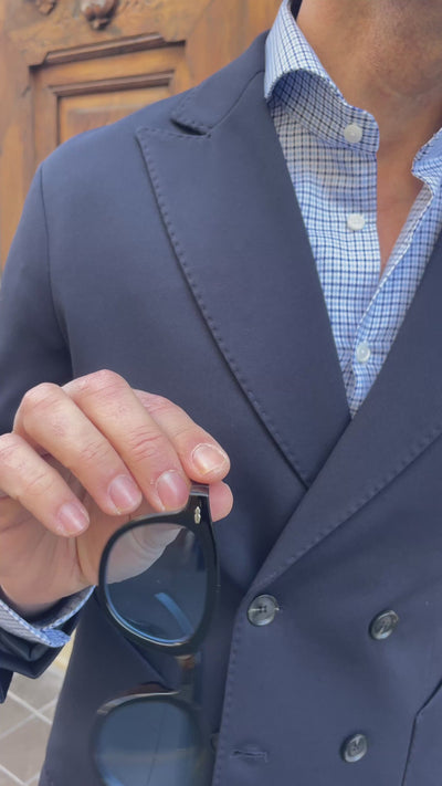 Video de outfit de estilo italiano casual-elegante con americana azul marino y vaqueros