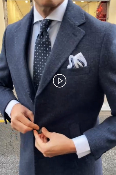 Video corto outfit con abrigo para traje azul marino hombre estilo italiano