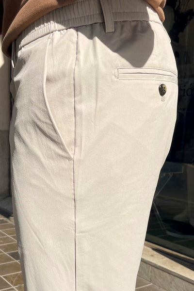 Video outfit urbano elegante para hombre con polo de punto y pantalones técnicos. Estilo italiano.