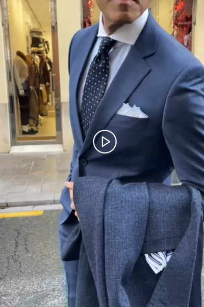 Vide corto del traje azul de rayas para hombre elegante UOMOMANIA